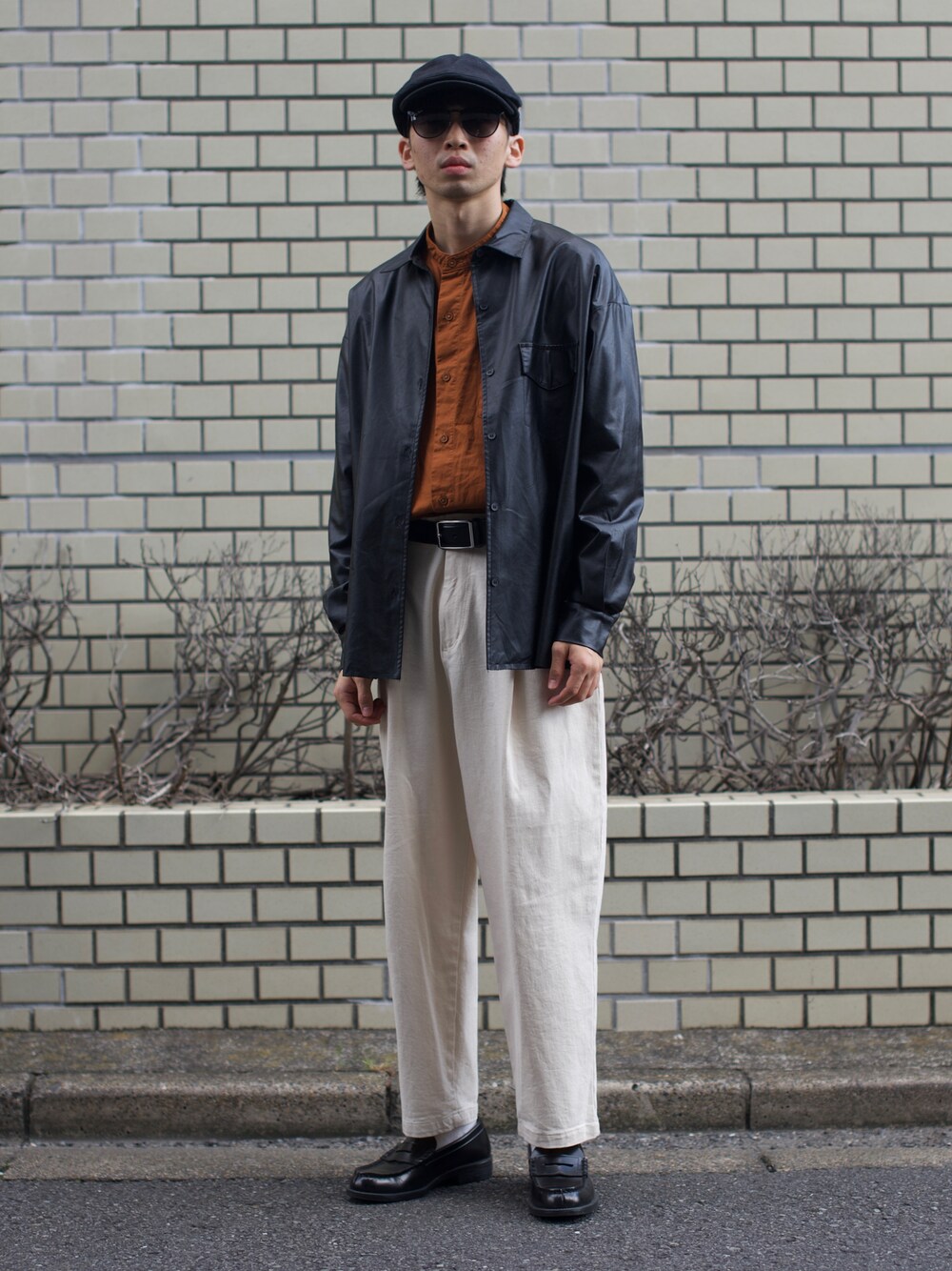 「だから秋服が好き、シンプルコーデ、タックイン、ローファー、革靴×靴下、ハンチング、サングラス、プチプラ、白パンツ、休日スタイル、ストリート、wearhalloween2021、レザーシャツ、リラックススタイル、大人カジュアル」｜「HARUTAのHARUTA ハルタ キッズ コインローファー 4814（ローファー、ブラック系）」を使った、peikunさん（メンズ・170cm）の秋コーディネートの1枚目の写真