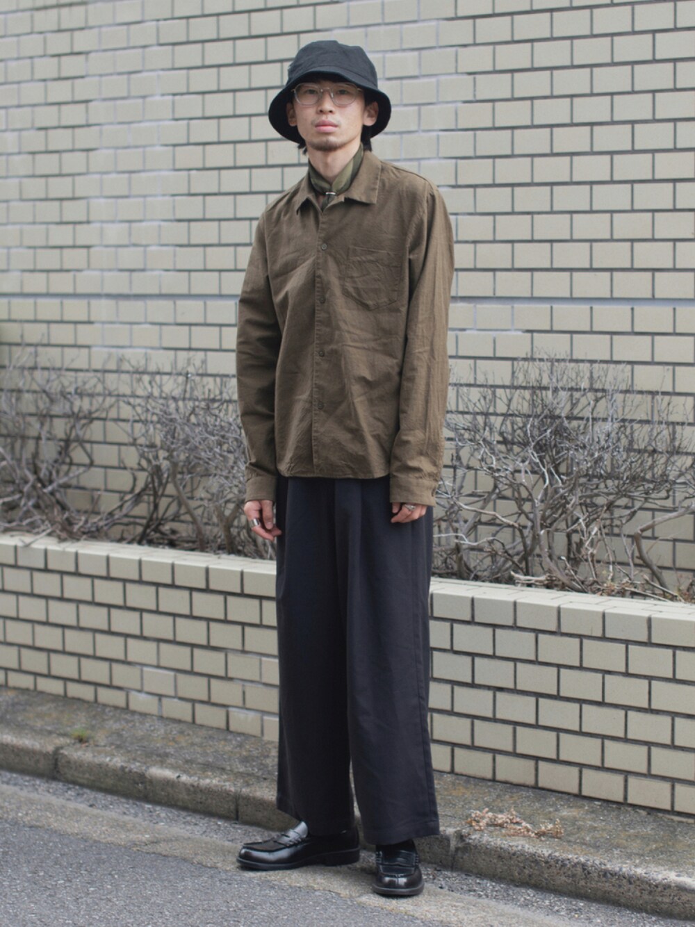 「古着、ローファー、秋のコーデ、スカーフ、休日スタイル、キレイめ、プチプラ、ラフ、シンプルコーデ、メガネ男子、バケットハット、黒パンツ、シンプルスタイル、オトナカジュアル、バケハ」｜「HARUTAのHARUTA ハルタ キッズ コインローファー 4814（ローファー、ブラック系）」を使った、peikunさん（メンズ・170cm）の秋コーディネートの1枚目の写真
