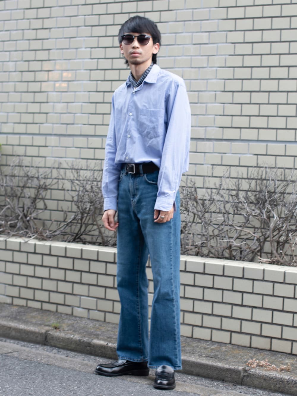 「ローファー、サングラス、スカーフ、革靴、タックイン、フレアパンツ、wearhalloween2021、ストリート、古着MIX、シンプルコーデ、UNIQLO、プチプラ、シャツスタイル、チェック柄に恋してる、ハイウエスト」｜「HARUTAのHARUTA ハルタ キッズ コインローファー 4814（ローファー、ブラック系）」を使った、peikunさん（メンズ・170cm）の秋コーディネートの1枚目の写真