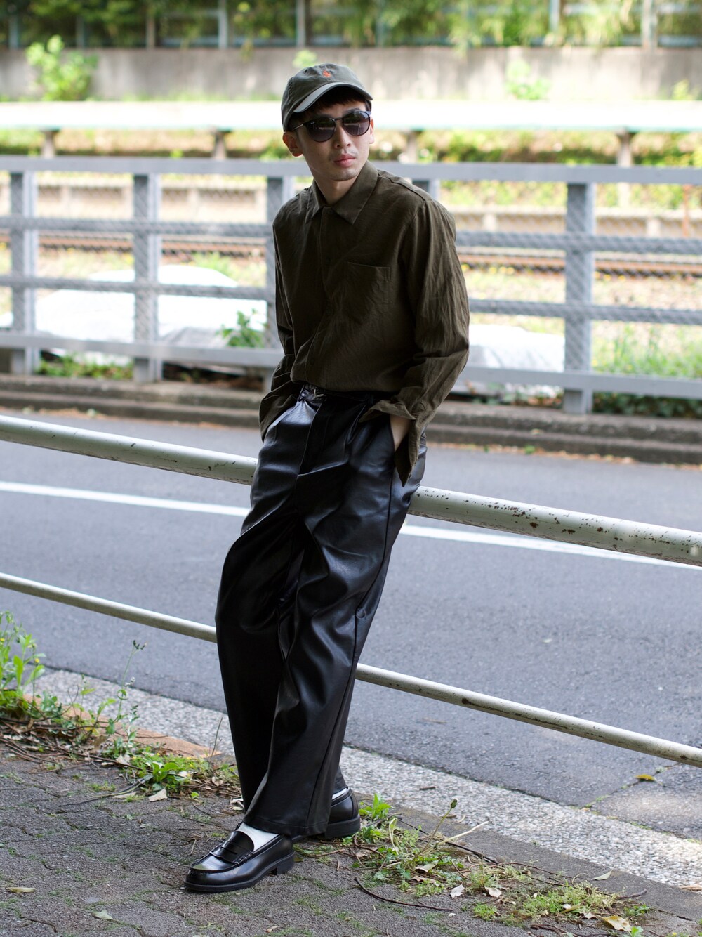 「古着MIX、プチプラコーデ、プチプラ、秋のコーデ、秋服準備はじめました、サングラス、キャップ、グリーン、革靴、ローファー、秋トレンド2021、きれいめカジュアル、ラフ、休日スタイル、Coming soon…」｜「HARUTAのHARUTA ハルタ キッズ コインローファー 4814（ローファー、ブラック系）」を使った、peikunさん（メンズ・170cm）の夏コーディネートの1枚目の写真