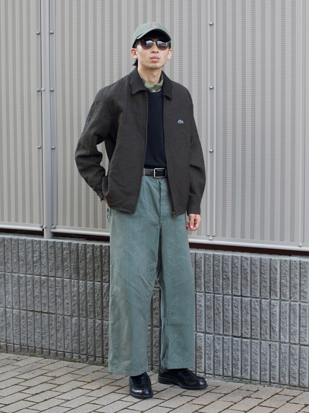 「だから秋服が好き、秋コーデ、カーキ、キャップ、ローファー、タックイン、キレイめカジュアル、ラフ、シンプル、プチプラ、休日スタイル、カラーパンツ、wearhalloween2021、秋冬コーデ、リラックススタイル」｜「HARUTAのHARUTA ハルタ LOAFER(-28CMﾏﾃﾞ) ローファー 6550 BLACK(-28CM)（ローファー、ブラック系）」を使った、peikunさん（メンズ・170cm）の秋コーディネートの1枚目の写真