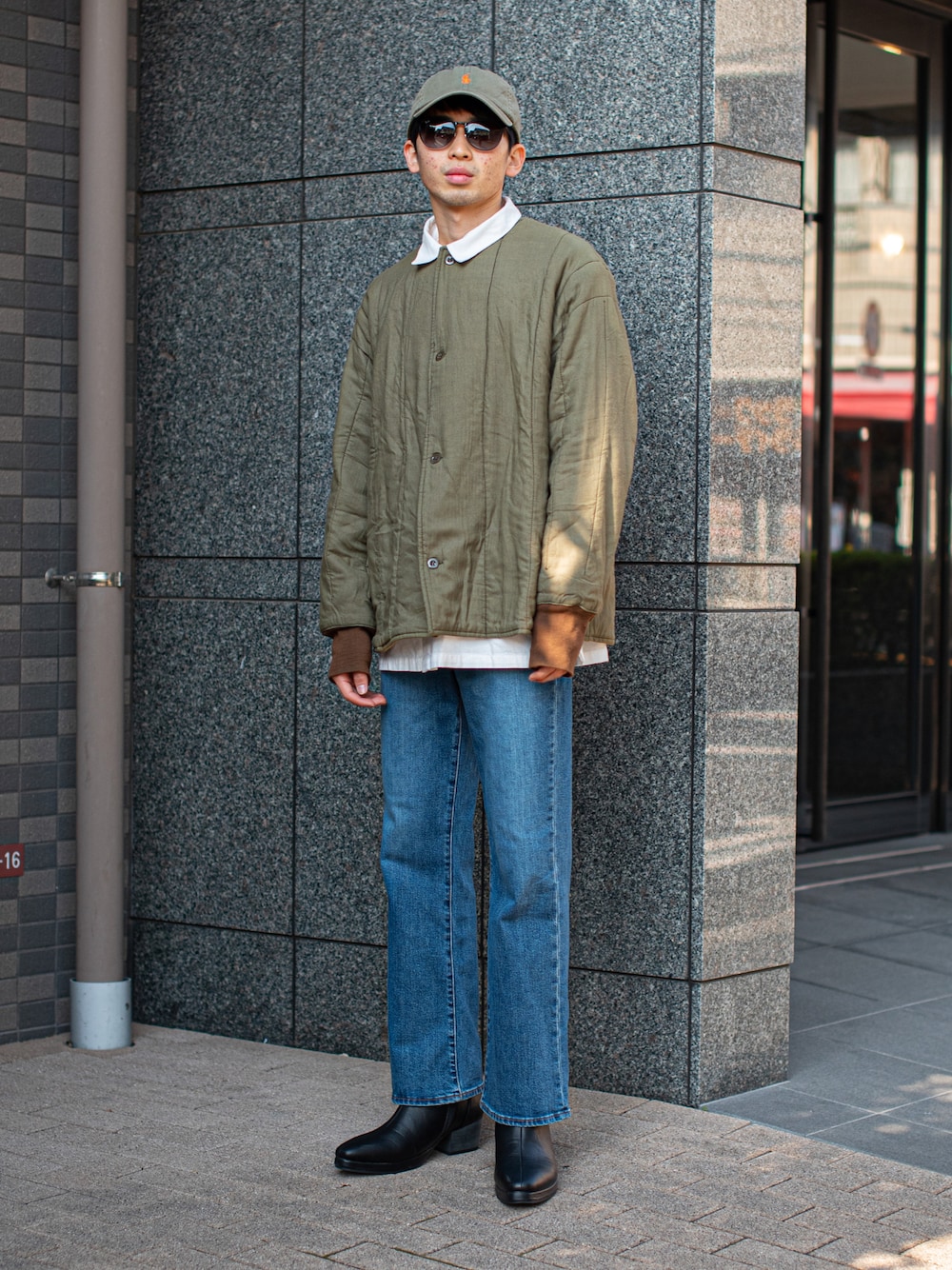 「休日スタイル、サングラス、カーキ、キャップ、デニム、フレアパンツ、ブーツ、レイヤードスタイル、プチプラコーデ、プチプラ、ハイウエストパンツ、ユニクロ、冬コーデ、シンプルコーデ、ラフ」｜「glabellaの【glabella/グラベラ】 ヒールアップ サイドゴア ドレスブーツ / チェルシーブーツ / ハイヒール（ブーツ、ブラック系）」を使った、peikunさん（メンズ・170cm）の冬コーディネートの1枚目の写真