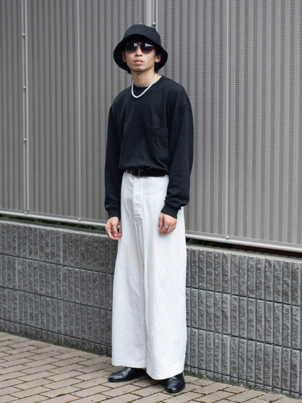 「UNIQLO、サングラス、ロンT、革靴、プチプラ、古着MIX、タックイン、白パンツ、きれいめカジュアル、シンプルコーデ、バケットハット、秋コーデ、wearhalloween2021、ベージュ、大人コーデ」｜「HARUTAの【HARUTA for SALON】［22.5cm～25.0cm展開］SPOCK SHOES（ローファー、ブラック系）」を使った、peikunさん（メンズ・170cm）の秋コーディネートの1枚目の写真