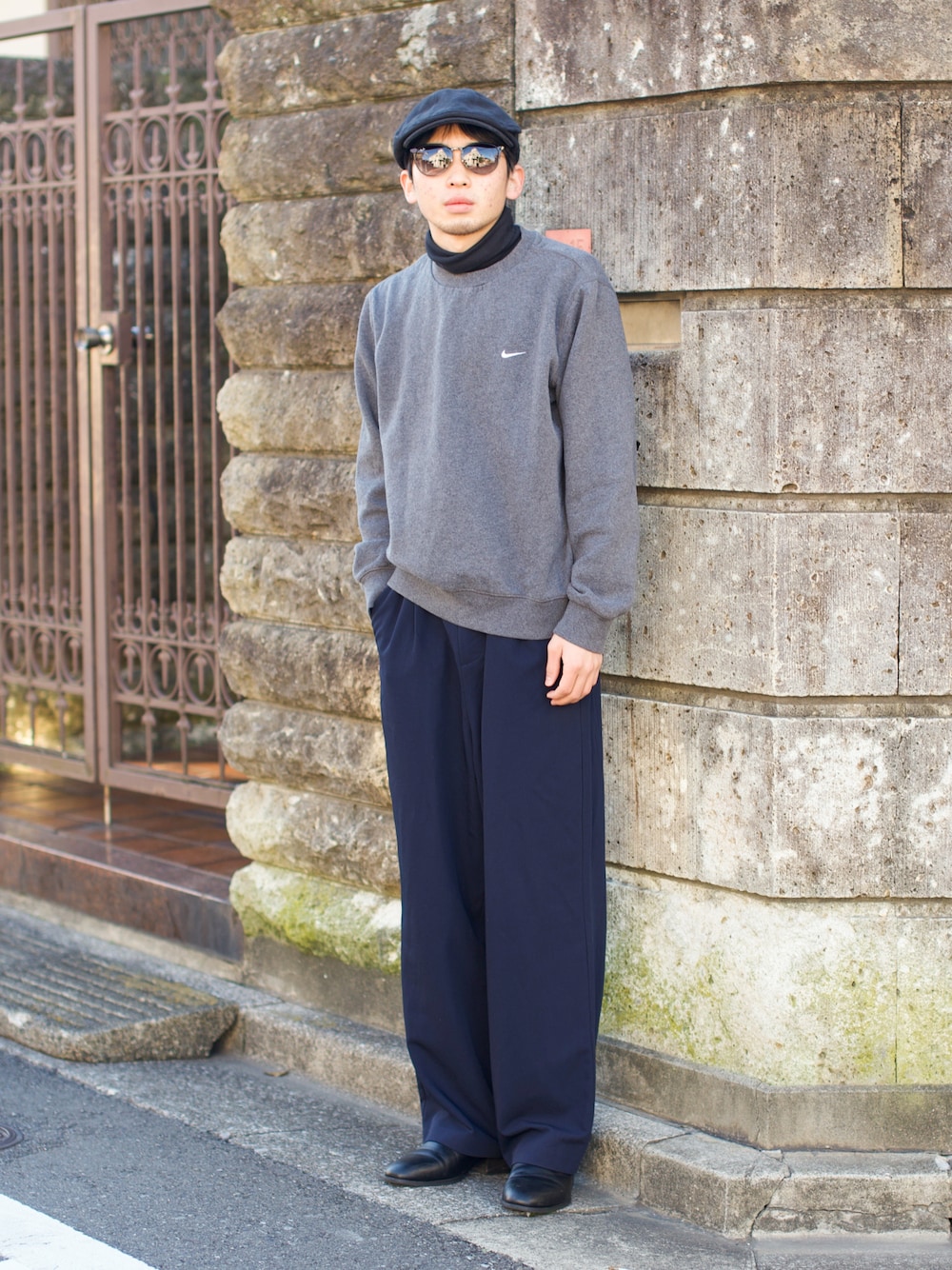 「クリスマスに着たい服、ハンチング、サングラス、ブーツ、ヒールブーツ、トレーナー、NIKE、きれいめカジュアル、プチプラ、古着MIX、タートルネック、マイベストコーデ2021、あったかコーデ、シンプルコーデ、ラフ」｜「glabellaの【glabella/グラベラ】 ヒールアップ サイドゴア ドレスブーツ / チェルシーブーツ / ハイヒール（ブーツ、ブラック系）」を使った、peikunさん（メンズ・170cm）の冬コーディネートの1枚目の写真