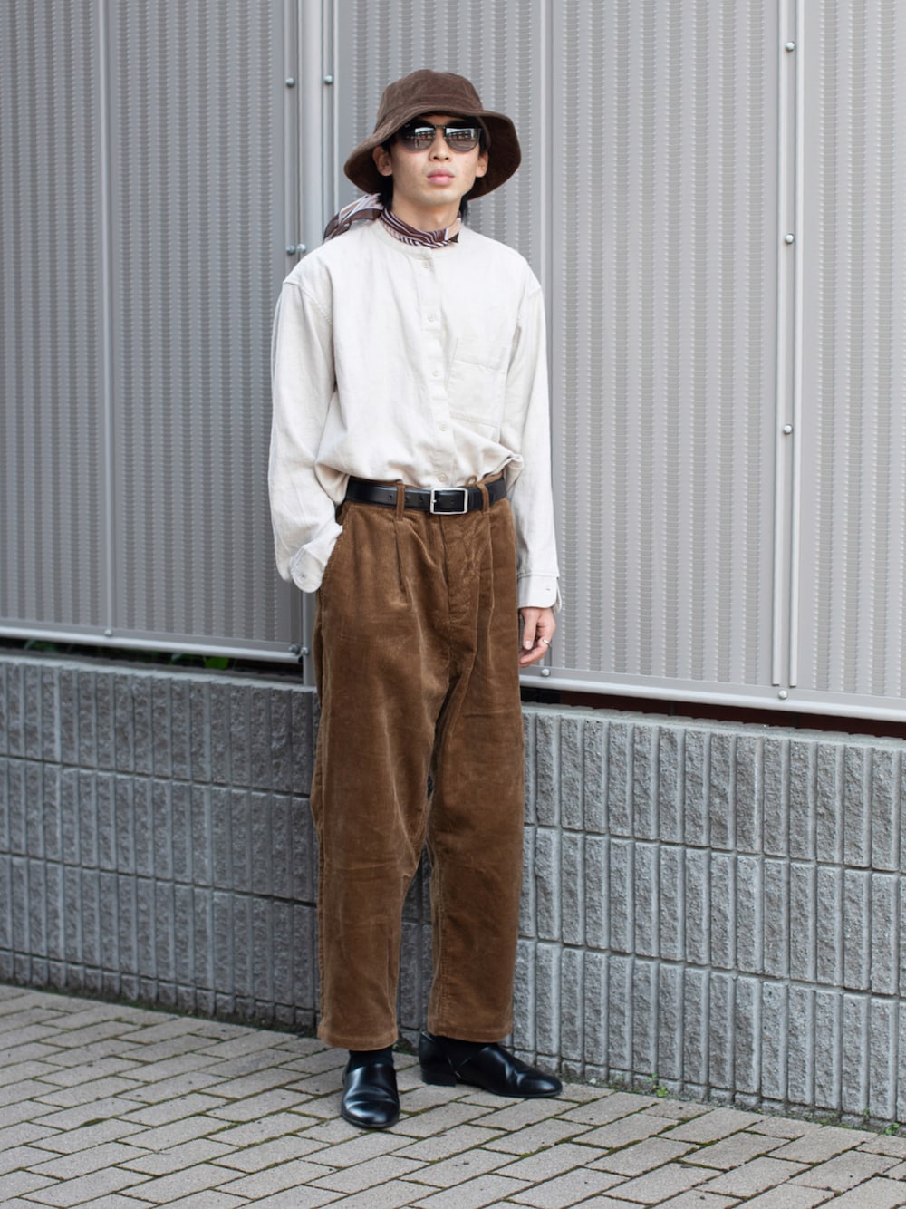 「ベージュ、サングラス、ハイウエスト、スカーフ、休日スタイル、革靴、プチプラ、ラフ、古着MIX、タックイン、きれいめカジュアル、コーディロイ、バケットハット、秋コーデ、wearhalloween2021」｜「HARUTAの【HARUTA for SALON】［22.5cm～25.0cm展開］SPOCK SHOES（ローファー、ブラック系）」を使った、peikunさん（メンズ・170cm）の秋コーディネートの1枚目の写真