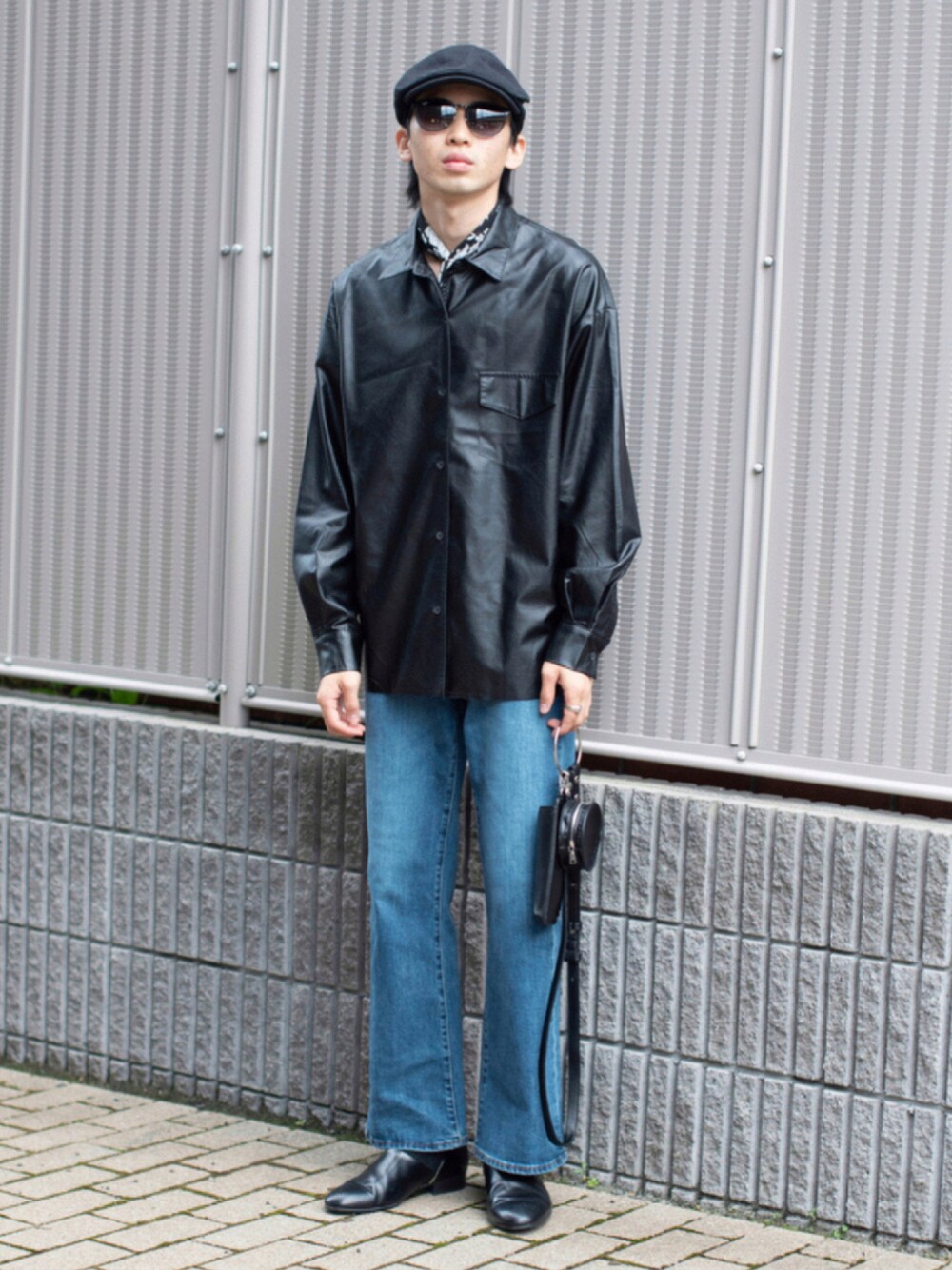 「ストリート、サングラス、スカーフ、休日スタイル、デニムパンツ、革靴、ハンチング、ラフ、大人コーデ、フレアパンツ、シンプルコーデ、秋コーデ、wearhalloween2021、だから秋服が好き、シンプル」｜「HARUTAの【HARUTA for SALON】［22.5cm～25.0cm展開］SPOCK SHOES（ローファー、ブラック系）」を使った、peikunさん（メンズ・170cm）の秋コーディネートの1枚目の写真