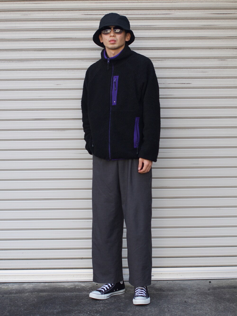 「シンプル、UNIQLO、バケットハット、バケハ、サングラス、休日スタイル、大人カジュアル、キレイめ、チェック、ハイカットスニーカー、冬コーデ、古着MIX、プチプラ、ボア、ラフ」｜「CONVERSEのCONVERSE コンバース オール スター 100 カラーズ ハイ / ALL STAR 100 COLORS HI（スニーカー、ブラック系）」を使った、peikunさん（メンズ・170cm）の秋コーディネートの1枚目の写真