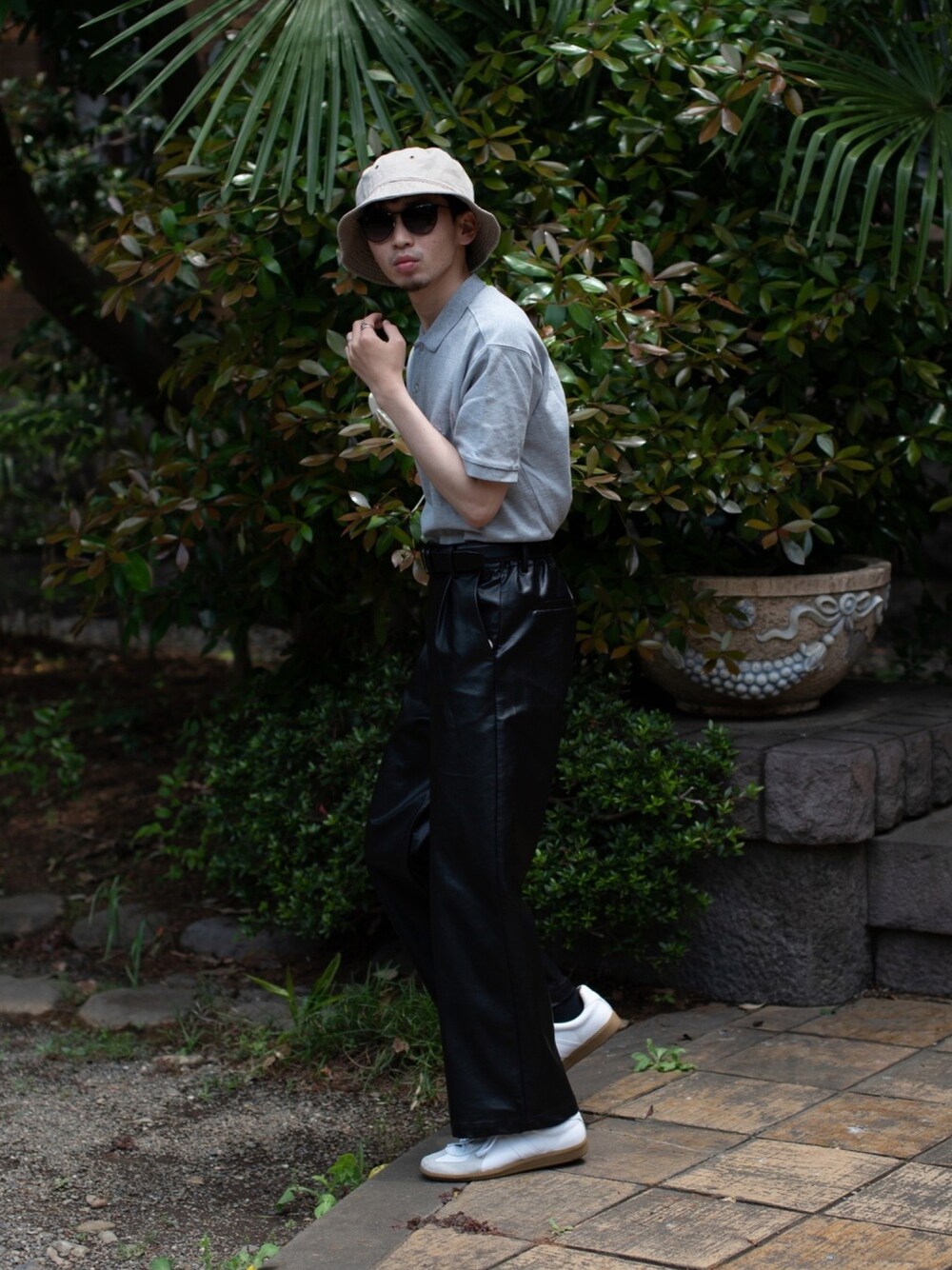 「夏コーデ、プチプラ、タックイン、サングラス、ワンマイルウェア、Coming soon…、メガネ男子、バケットハット、ポロシャツ、白スニーカー」｜「FEKETEのFEKETE MADE FAKE LEATHER SLACKS PANTS（SET-UP）（その他パンツ、ブラック系）」を使った、peikunさん（メンズ・170cm）の夏コーディネートの1枚目の写真