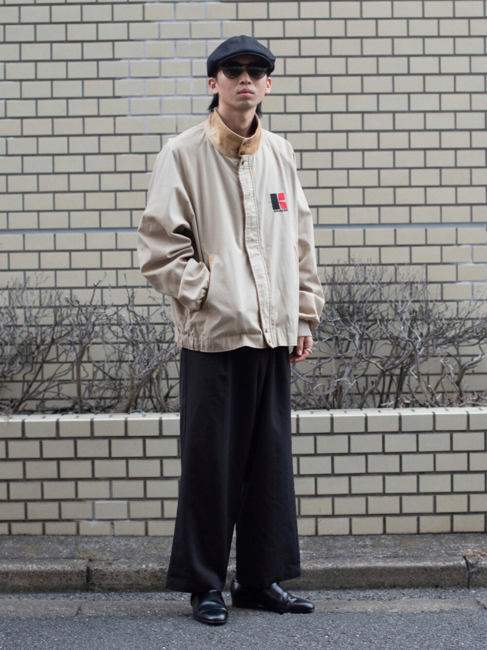 「ベージュ、サングラス、冬コーデ、休日スタイル、ワイドパンツ、革靴、プチプラ、ハンチング、古着MIX、きれいめカジュアル、黒パンツ、ストリートファッション、秋コーデ、wearhalloween2021、だから秋服が好き」｜「HARUTAの【HARUTA for SALON】［22.5cm～25.0cm展開］SPOCK SHOES（ローファー、ブラック系）」を使った、peikunさん（メンズ・170cm）の秋コーディネートの1枚目の写真