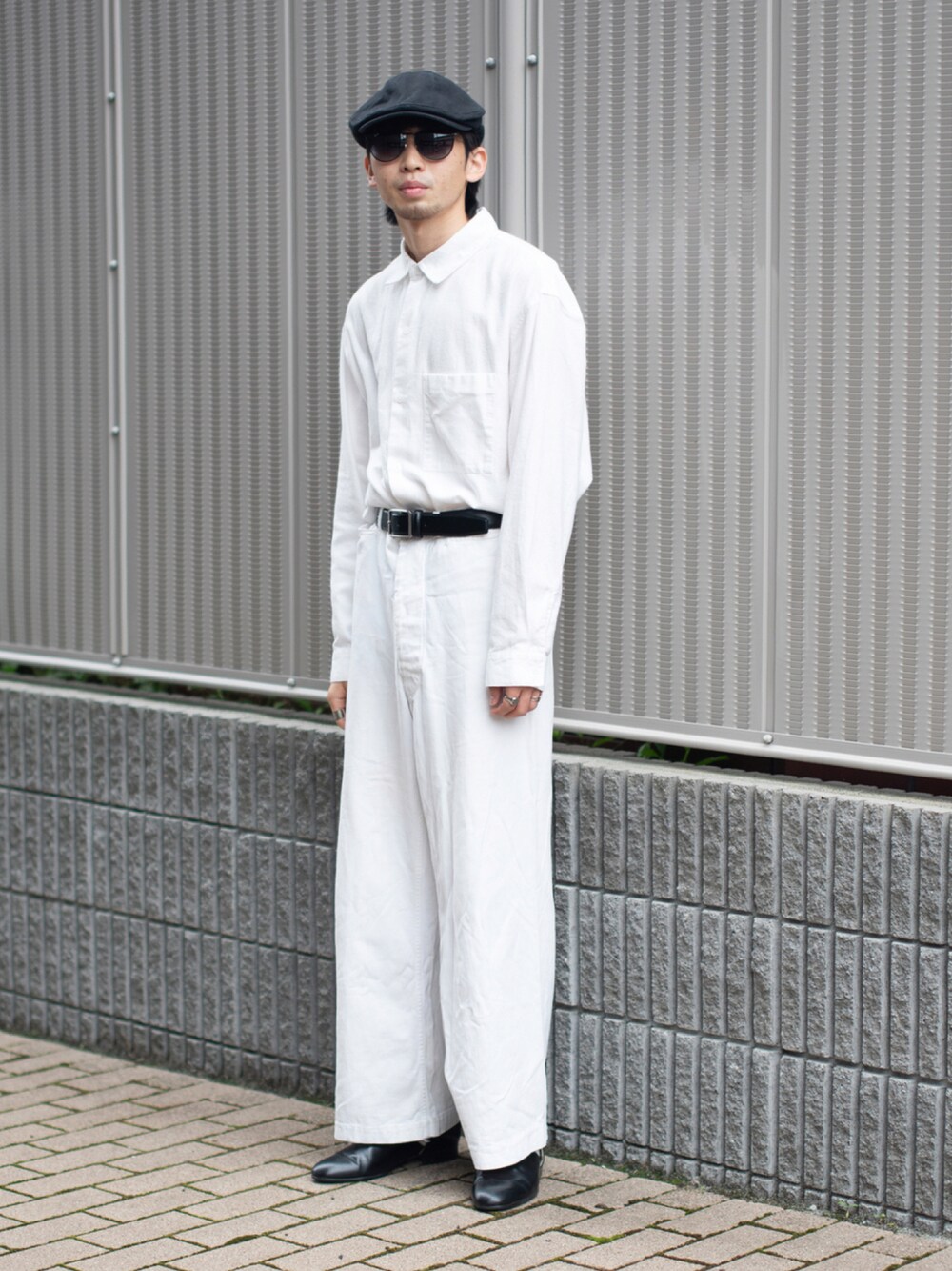 「シンプル、サングラス、ハイウエスト、休日スタイル、革靴、オールホワイト、ハンチング、タックイン、白パンツ、フレアパンツ、シャツスタイル、ゆるコーデ、韓国ファッション、秋服準備はじめました、ラブアンドピース2021」｜「HARUTAの【HARUTA for SALON】［22.5cm～25.0cm展開］SPOCK SHOES（ローファー、ブラック系）」を使った、peikunさん（メンズ・170cm）の秋コーディネートの1枚目の写真