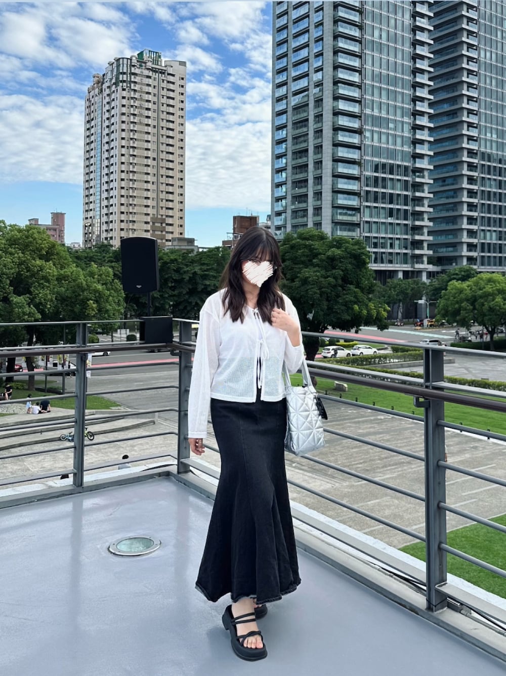 「マーメイドスカート、着回しコーデ、夏、低身長女子、しまむら、ジーンズ、オトナカジュアル、休日スタイル、骨格ストレート、白、バッグ、キレイめ、大人女子、デート、モノトーン」｜「Heatherのデニムマーメイドスカート　908221（デニムスカート、ブラック系）」を使った、のぞみさん（骨格ストレート・レディース・155cm）の春コーディネートの1枚目の写真