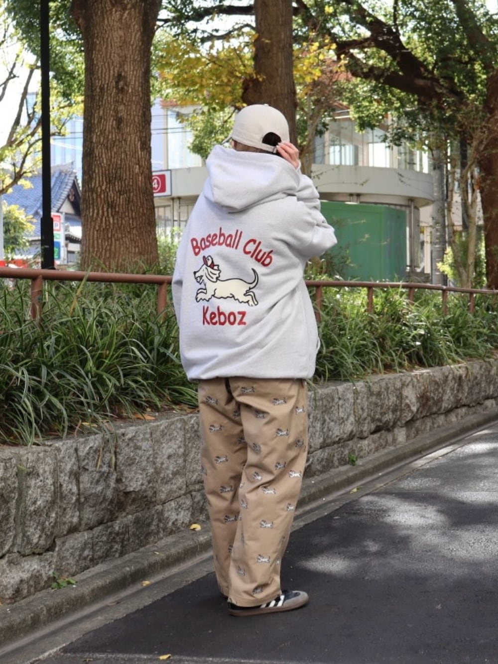 「キャップ、パーカー、スウェット、グレー、パンツスタイル、チノパン、柄パンツ、冬コーデ、秋冬コーデ、keboz、KEBOZ women、名古屋」｜「KEBOZのBDR CAP / KEBOZ ケボズ 犬シリーズ キャップ（キャップ、ベージュ系）」を使った、YUKIさん（レディース・158cm）の冬コーディネートの1枚目の写真