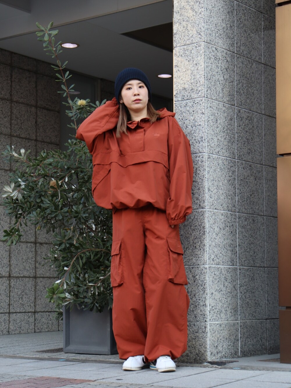 「ビーニー、ニット帽、ナイロン、ナイロンジャケット、ナイロンパンツ、アノラックパーカー、カーゴパンツ、フレアパンツ、セットアップ、セットアップスタイル、keboz、KEBOZ women、名古屋」｜「KEBOZのNYLON ANORAK PARKA（パーカー、レッド系）」を使った、YUKIさん（レディース・158cm）の冬コーディネートの1枚目の写真
