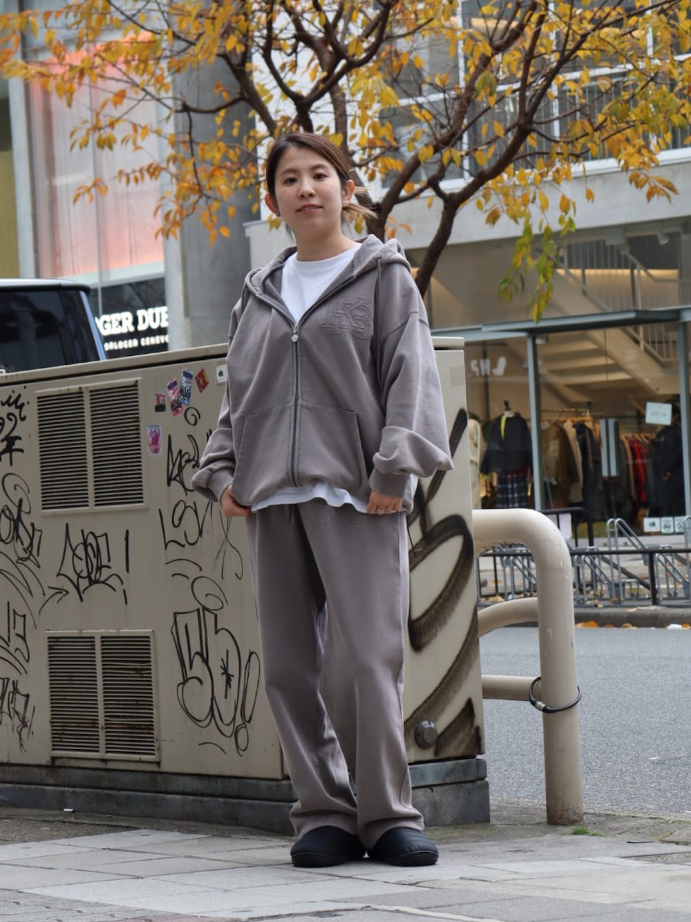 「スウェット、スウェットパンツ、スウェットコーデ、パーカー、セットアップ、ガーメント、ガーメントダイ、レイヤードスタイル、秋冬コーデ、KEBOZ、keboz、KEBOZ women、名古屋」｜「KEBOZのEFG GARMENT SWEAT FULL ZIP HOODIE（パーカー、ブラック系）」を使った、YUKIさん（レディース・158cm）の冬コーディネートの1枚目の写真