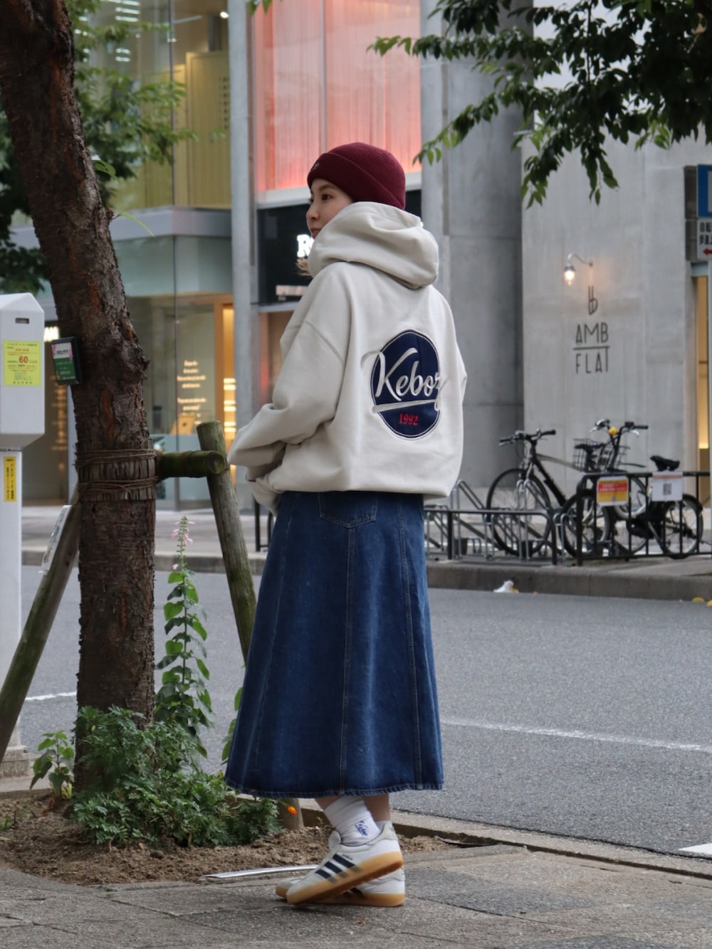 「ビーニー、パーカー、フルジップパーカー、デニム、デニムスカート、秋冬コーデ、keboz、KEBOZ women、名古屋、ロゴスウェット、ロゴパーカー」｜「KEBOZのEFG COTTON BEANIE（ニットキャップ/ビーニー、レッド系）」を使った、YUKIさん（レディース・158cm）の秋コーディネートの1枚目の写真