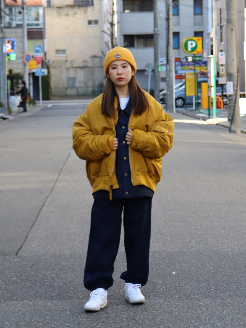 「MA-1、ジャケット、スウェットパンツ、ビーニー、ネイビー、イエロー、keboz、名古屋、名古屋店」｜「KEBOZのSWEAT PANTS（スウェットパンツ、ブルー系）」を使った、YUKIさん（レディース・158cm）の秋コーディネートの1枚目の写真