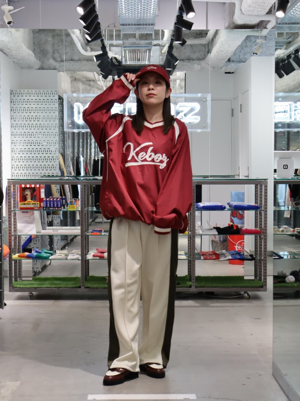 「レイヤードスタイル、スポーツミックス、レッド、キャップ、ジャケット、ドローコード、Vネック、ジャージ、ジャージーパンツ、セットアップ、keboz、名古屋、カラーコーデ、ローファー」｜「KEBOZのCOTTON CURVED VISOR CAP（キャップ、レッド系）」を使った、YUKIさん（レディース・158cm）の夏コーディネートの1枚目の写真