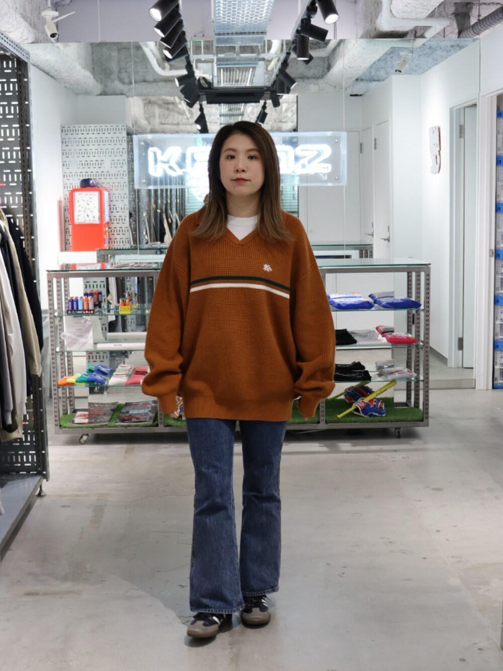 「冬コーデ、秋冬コーデ、ニット、デニム、デニムコーデ、フレアパンツ、シンプル、カジュアル、セットアップ、KEBOZ、keboz、KEBOZ women、名古屋」｜「KEBOZの2 PACK TEE（Tシャツ/カットソー、ホワイト系）」を使った、YUKIさん（レディース・158cm）の冬コーディネートの1枚目の写真