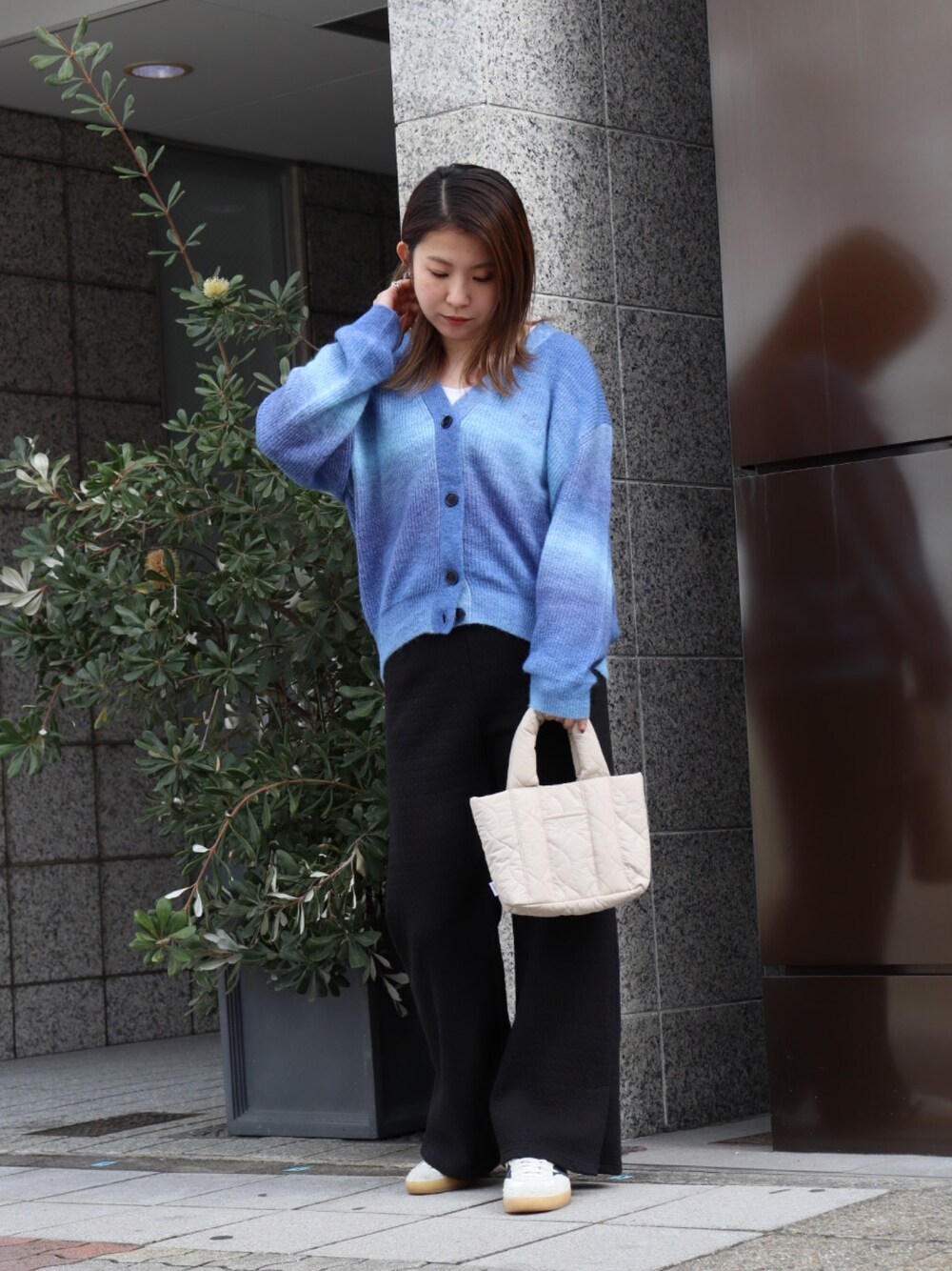 「カーディガン、グラデーション、ニット、ニットカーディガン、秋冬コーデ、春先取り、パンツスタイル、フレアパンツ、keboz、KEBOZ women、名古屋、キルティング、キルティングバッグ」｜「KEBOZの2 PACK MINI TANK TOP（タンクトップ、ホワイト系）」を使った、YUKIさん（レディース・158cm）の冬コーディネートの1枚目の写真