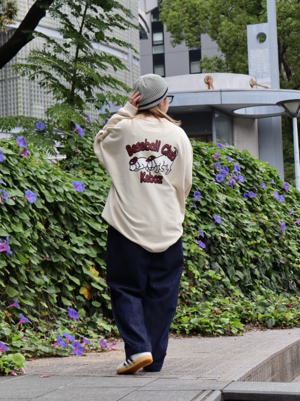 「ニット帽、ロンT、デニム、パンツスタイル、メガネ女子、keboz、KEBOZ women、名古屋、秋冬コーデ」｜「KEBOZのWAPPEN RIB BEANIE（ニットキャップ/ビーニー、グレー系）」を使った、YUKIさん（レディース・158cm）の秋コーディネートの1枚目の写真