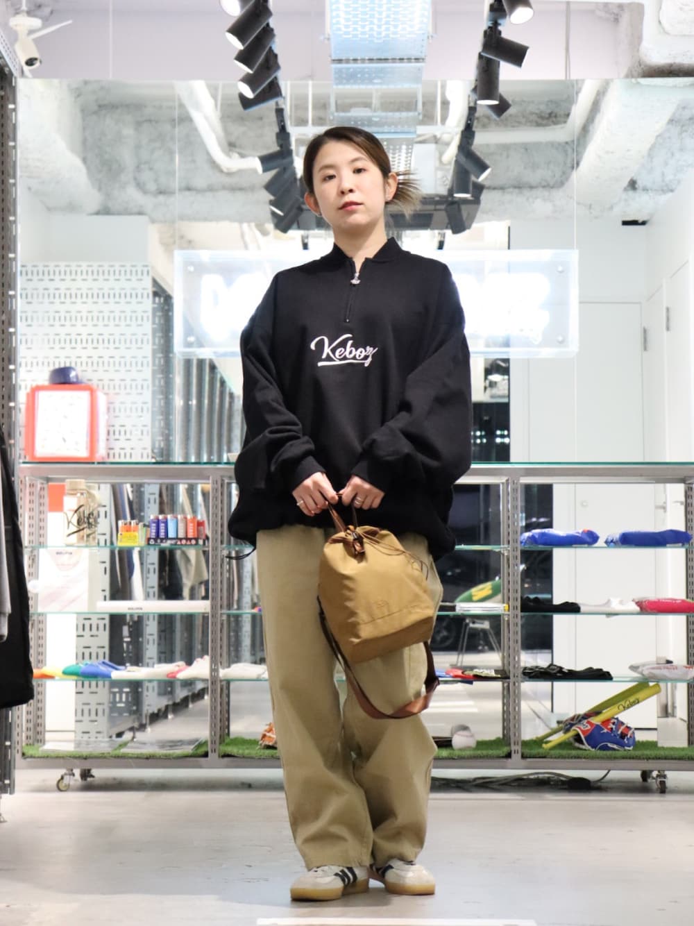 「ハーフジップ、パーカー、スウェット、パンツスタイル、チノパン、シンプル、ハンドバッグ、秋冬コーデ、keboz、KEBOZ women、名古屋」｜「KEBOZのHALF ZIP SWEAT VARSITY JACKET 24FW（スウェット、ブラック系）」を使った、YUKIさん（レディース・158cm）の冬コーディネートの1枚目の写真