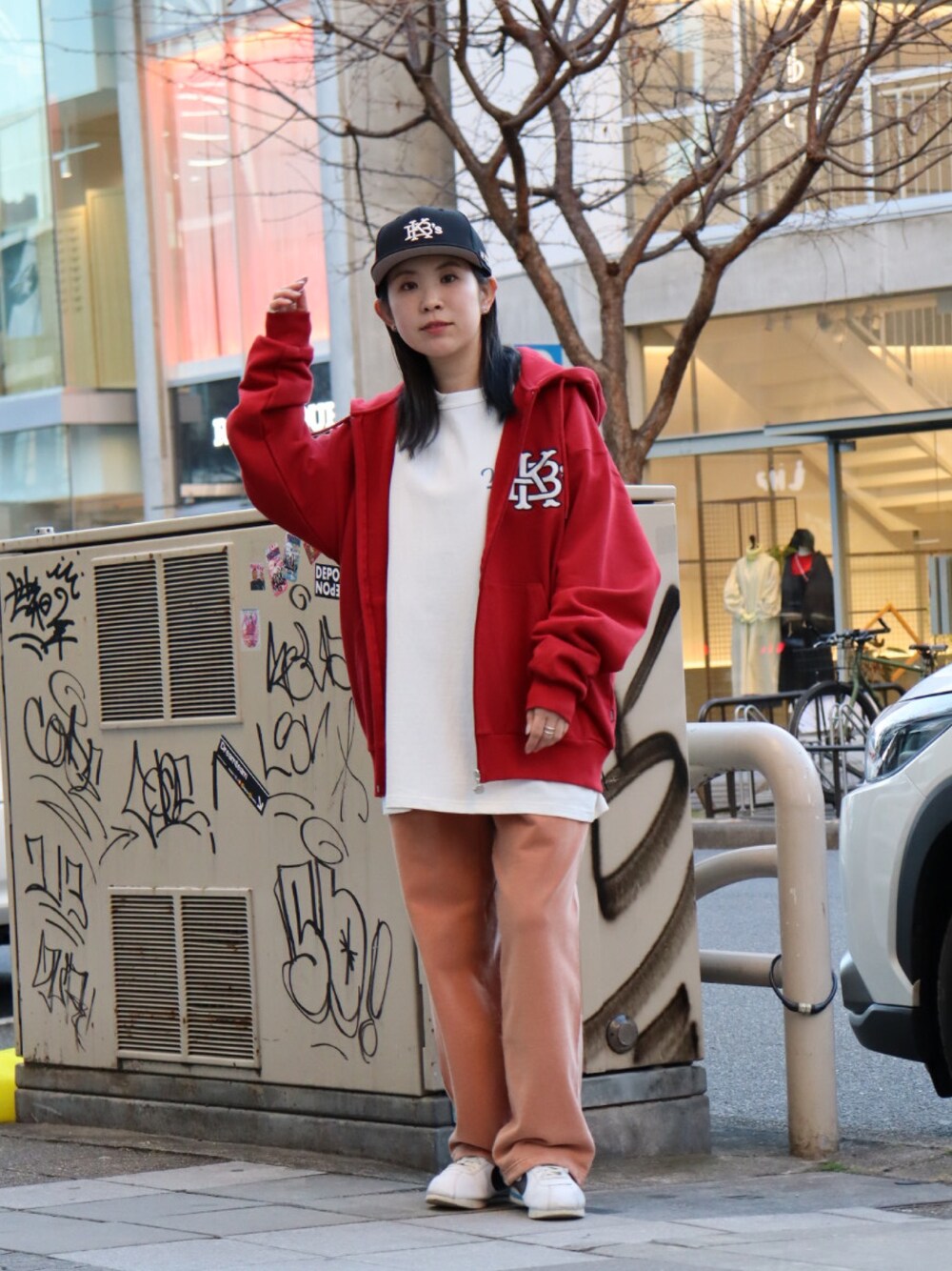 「キャップ、ロンT、パーカー、パンツ、スウェット、スウェットパンツ、スウェットコーデ、セットアップ、暖色、カラーパンツ、カラーコーデ、keboz、名古屋、春服コーデ」｜「KEBOZのEFG SNAPBACK CAP（キャップ、ブラック系）」を使った、YUKIさん（レディース・158cm）の冬コーディネートの1枚目の写真