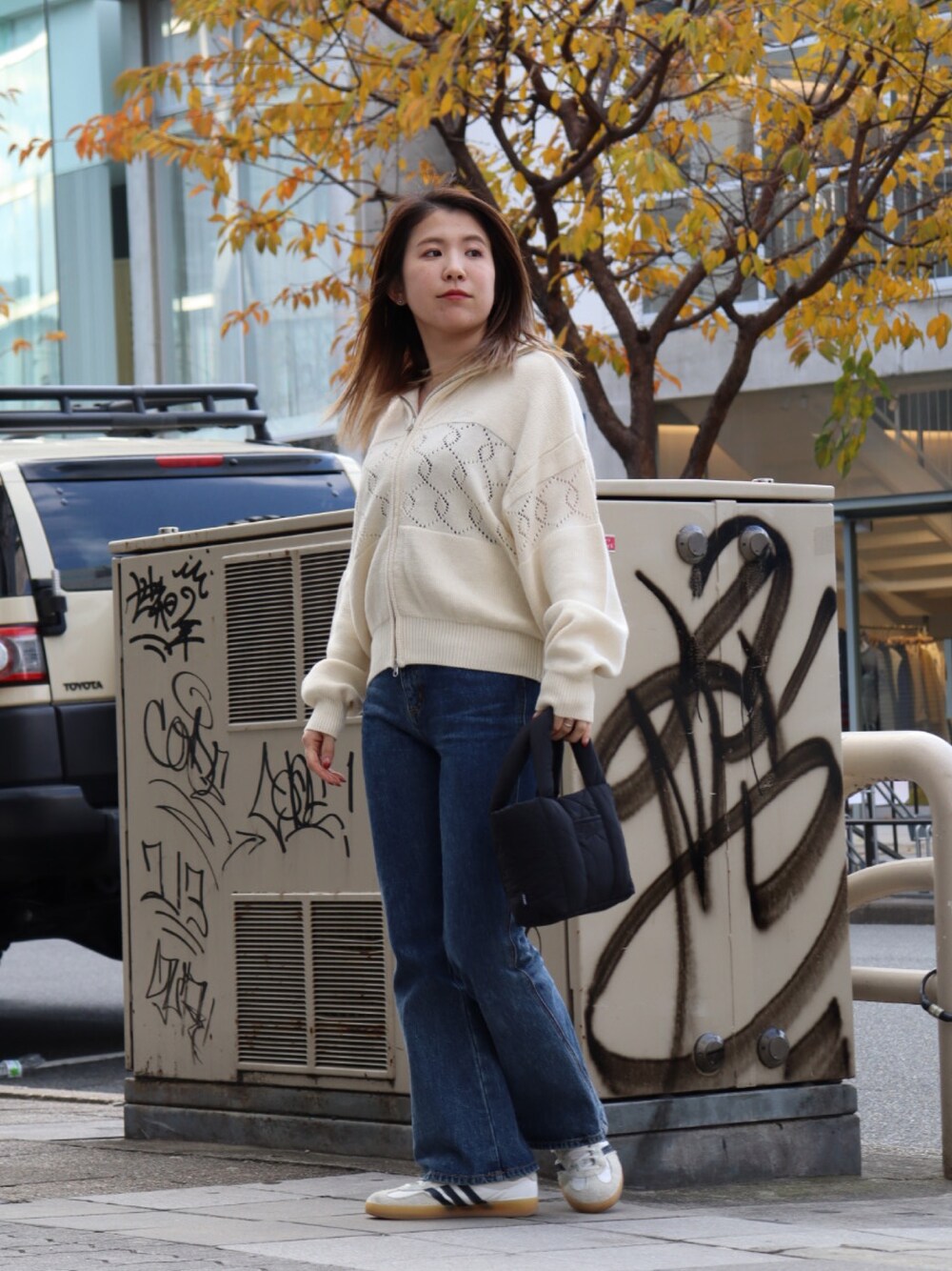 「ニット、ニットブルゾン、ホワイト、パンツ、パンツスタイル、キルティング、キルティングバッグ、トートバッグ、デニム、フレアデニム、秋冬コーデ、keboz、KEBOZ women、名古屋」｜「KEBOZのICON LOGO HEART NECKLACE（ネックレス、シルバー系）」を使った、YUKIさん（レディース・158cm）の冬コーディネートの1枚目の写真