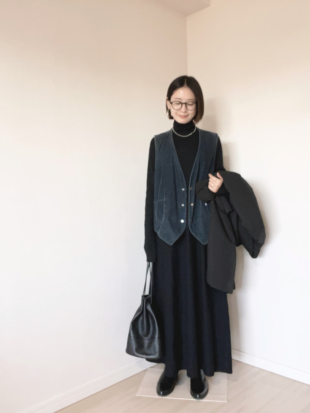 「コーデュロイ、ジレ、古着、ワンピース、ニットワンピース、ショートブーツ、ダウンコート、レザーバッグ、巾着バッグ、メガネ女子、シルバーアクセサリー、シンプルコーデ、ブラック、アラフォー、アラフォーママコーデ」｜「ADAM ET ROPE'の【WEB限定(一部店舗展開あり)】MIXパターンニットワンピース（ワンピース、ブラック系）」を使った、chie.さん（レディース・159cm）の冬コーディネートの1枚目の写真