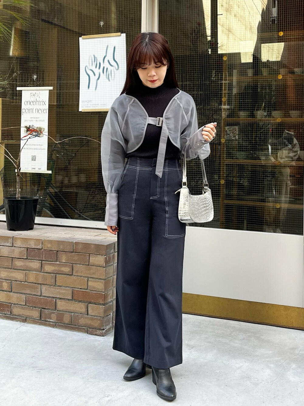 グレー系のノーカラージャケット、ブラック系のニット/セーター、ブルー系のその他パンツを着用したレディースの冬コーディネートの1枚目の写真