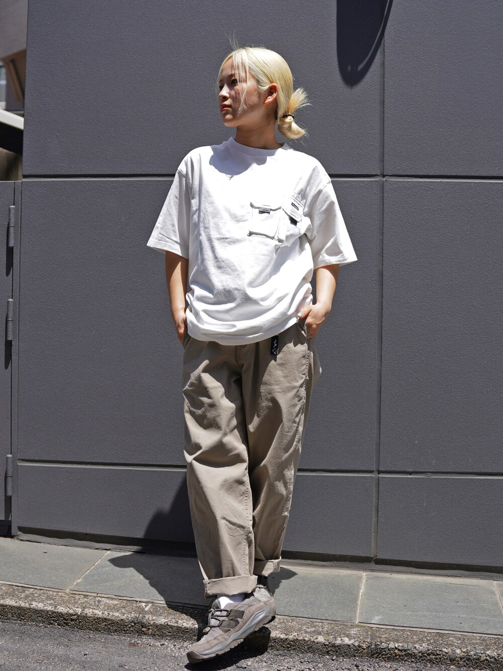 「アウトドアスタイル、Tシャツ、BEAVER、休日スタイル、MANASTASH、ユニセックス、パンツスタイル、春コーデ、夏コーデ」｜「MANASTASHのMANASTASH/マナスタッシュ　FLEX CLIMBER WIDE LEG PANTS フレックスクライマーワイドレッグパンツ（チノパンツ、グレー系）」を使った、HANAさん（レディース・154cm）の春コーディネートの1枚目の写真
