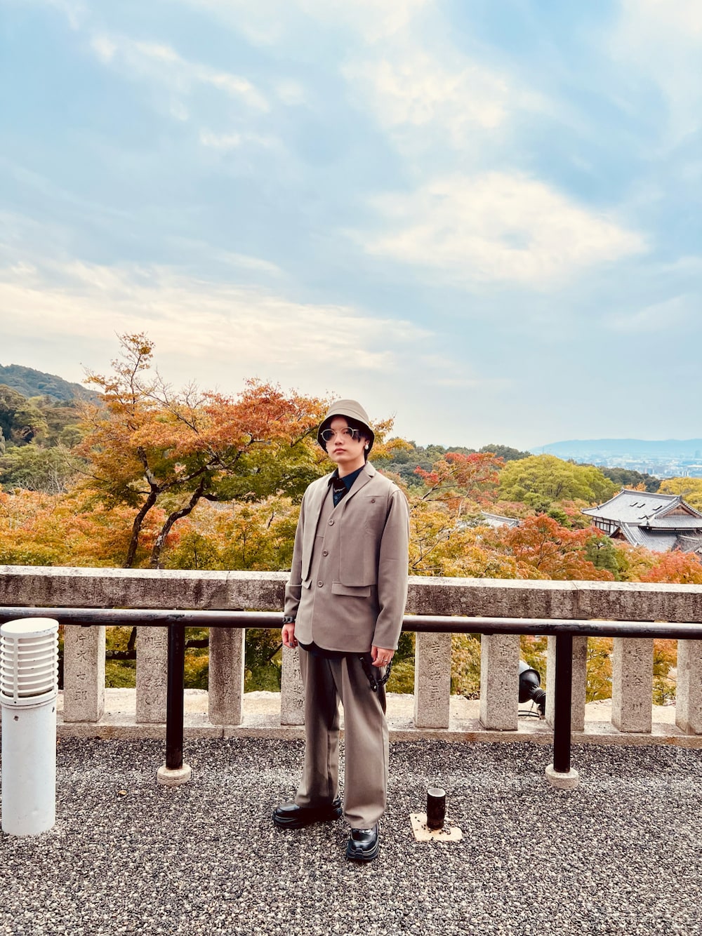 「yipyip、yipyipコーデ」｜「L.H.Pのアイテム（ノーカラージャケット、グレー系）」を使った、クジマさん（メンズ・170cm）の秋コーディネートの1枚目の写真