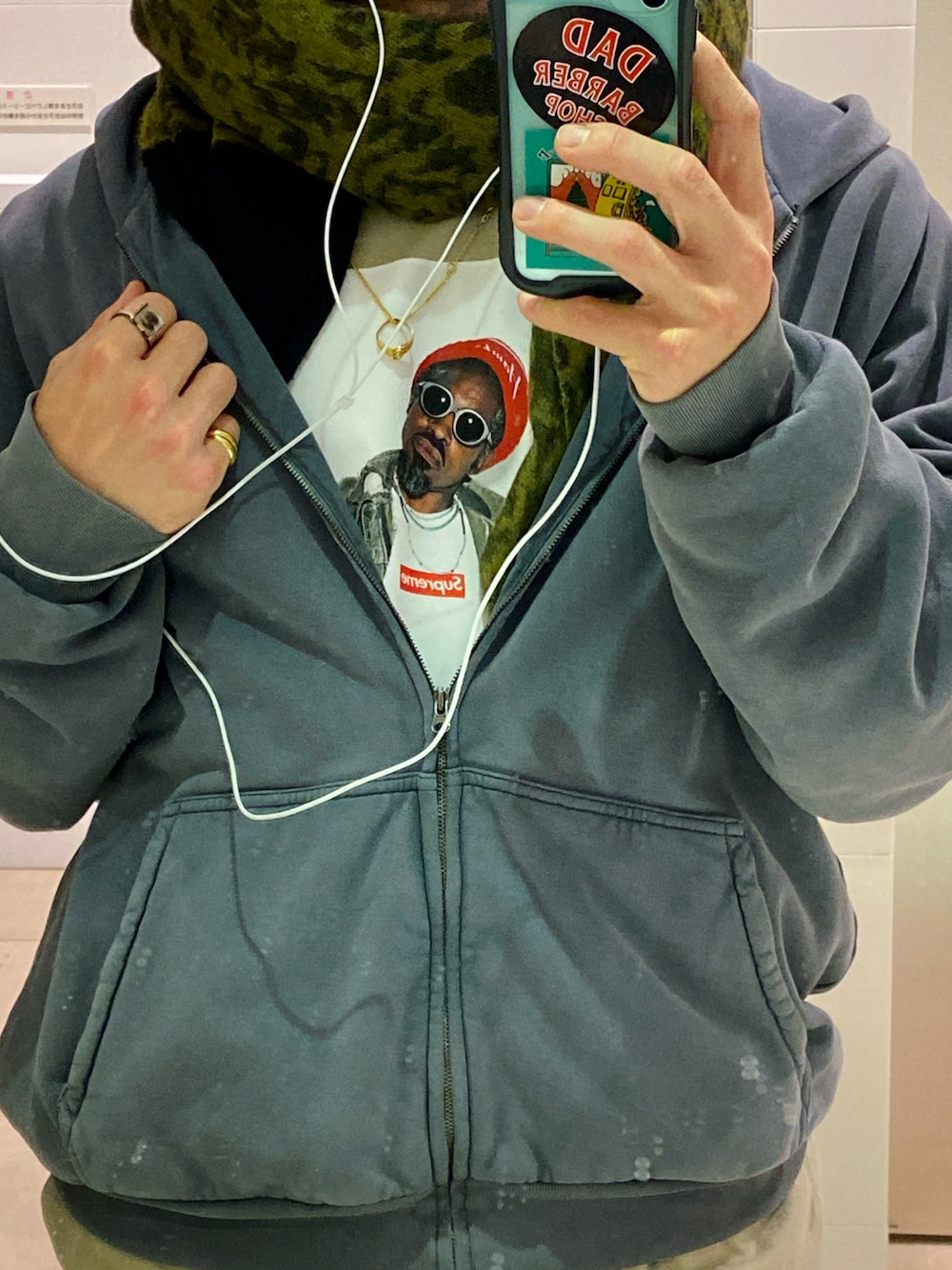 「今日のコーデ、ストリート、supreme、おしゃれさんと繋がりたい、メンズファッション、レイヤードスタイル」｜「Supreme のアイテム（Tシャツ/カットソー、ベージュ系）」を使った、kazoo13さん（メンズ・174cm）の冬コーディネートの1枚目の写真