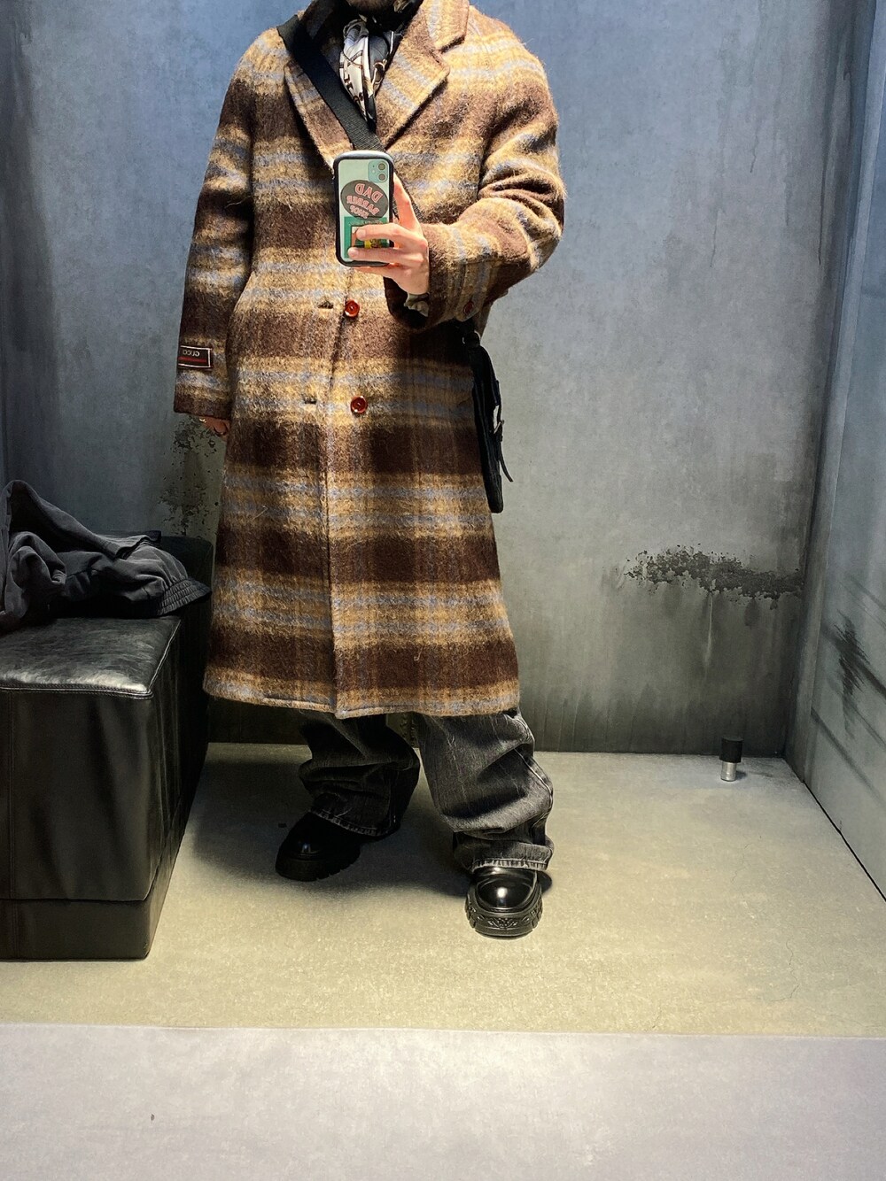 「オトナカジュアル、ロングコート、冬、冬のコーデ、ブラック、ワイドパンツ、GUCCI、LOUIS  VUITTON、BALENCIAGA」｜「GUCCIのアイテム（チェスターコート、ブラウン系）」を使った、kazoo13さん（メンズ・174cm）の冬コーディネートの1枚目の写真