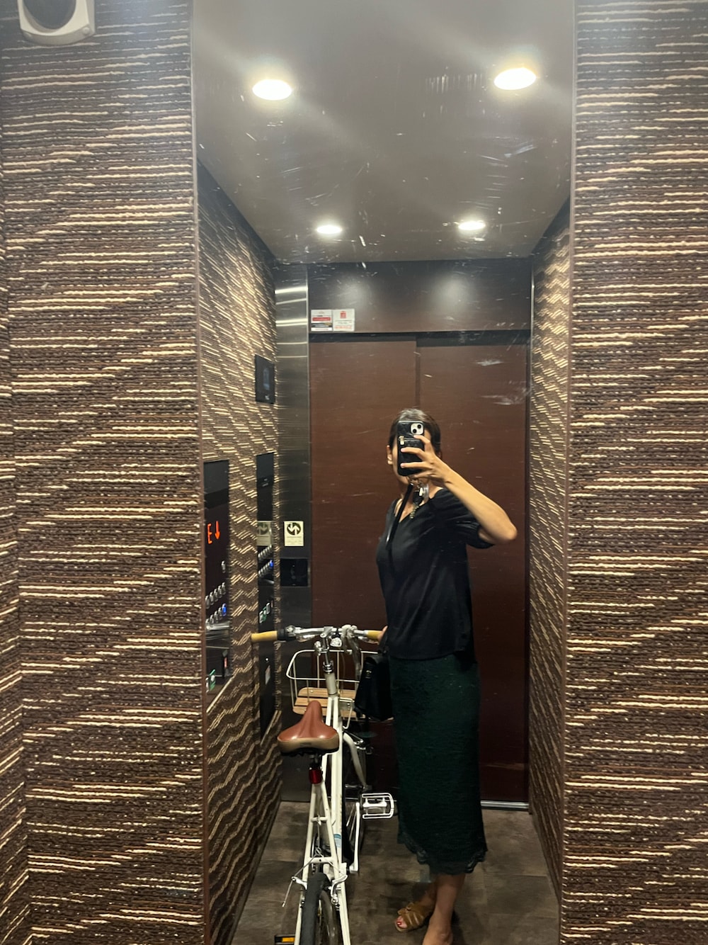 「Sergio rossiのアイテム（サンダル、ベージュ系）」を使った、makicooさん（レディース・163cm）の秋コーディネートの1枚目の写真