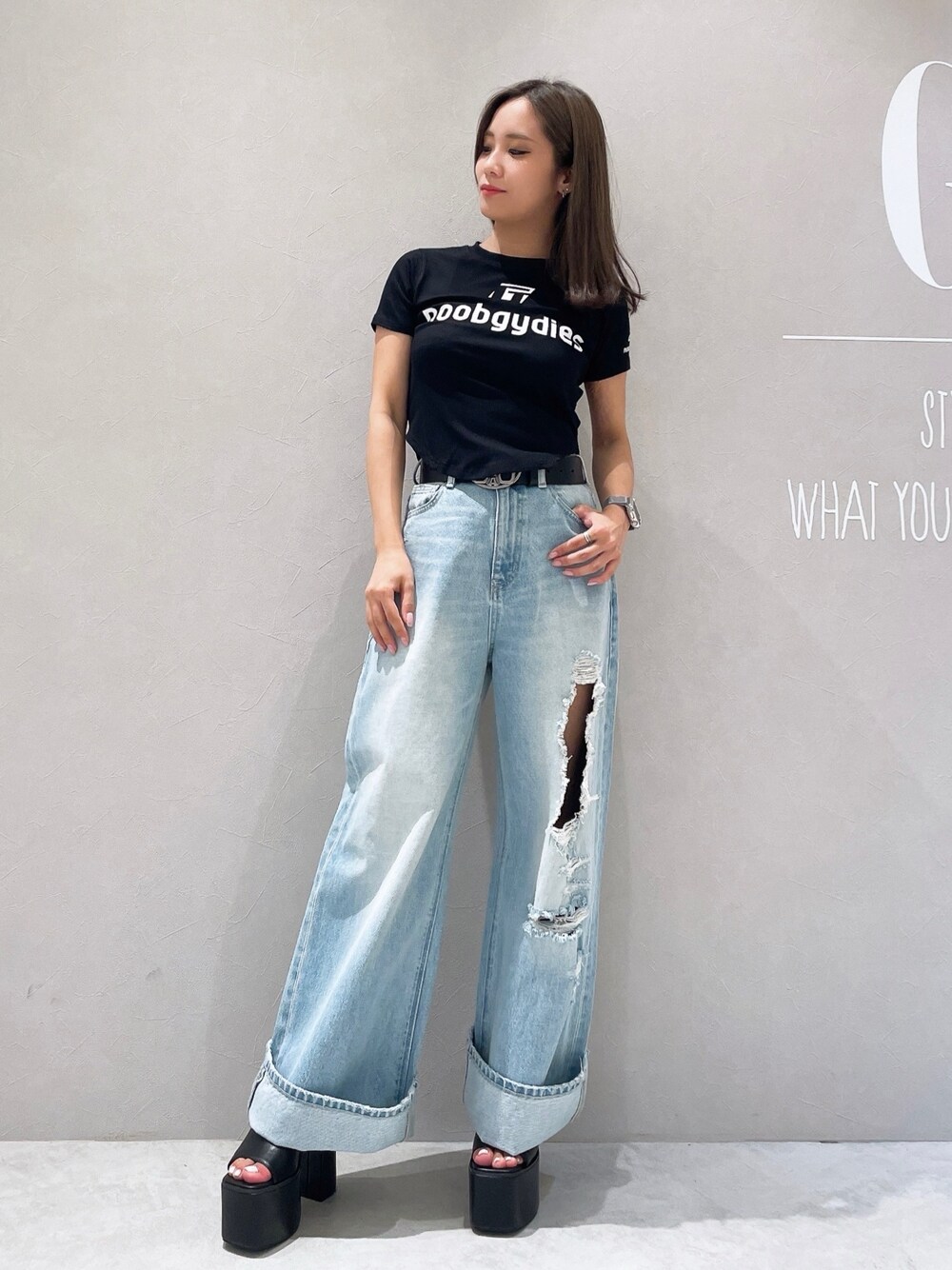 ブラック系のTシャツ/カットソー、ブルー系のデニムパンツ、ブラック系のサンダルを着用したレディースの夏コーディネートの1枚目の写真