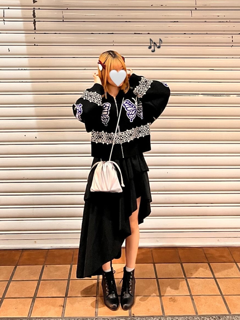 「ブラックコーデ、シルバー、リボン、巾着バッグ、ブーツ、スカート、shein、古着、SPINNS、WEGO、ショート丈トップス、個性的」｜「古着のアイテム（ニット/セーター、ブラック系）」を使った、ﾕｽﾞ🌼*･さん（レディース・156cm）の夏コーディネートの1枚目の写真