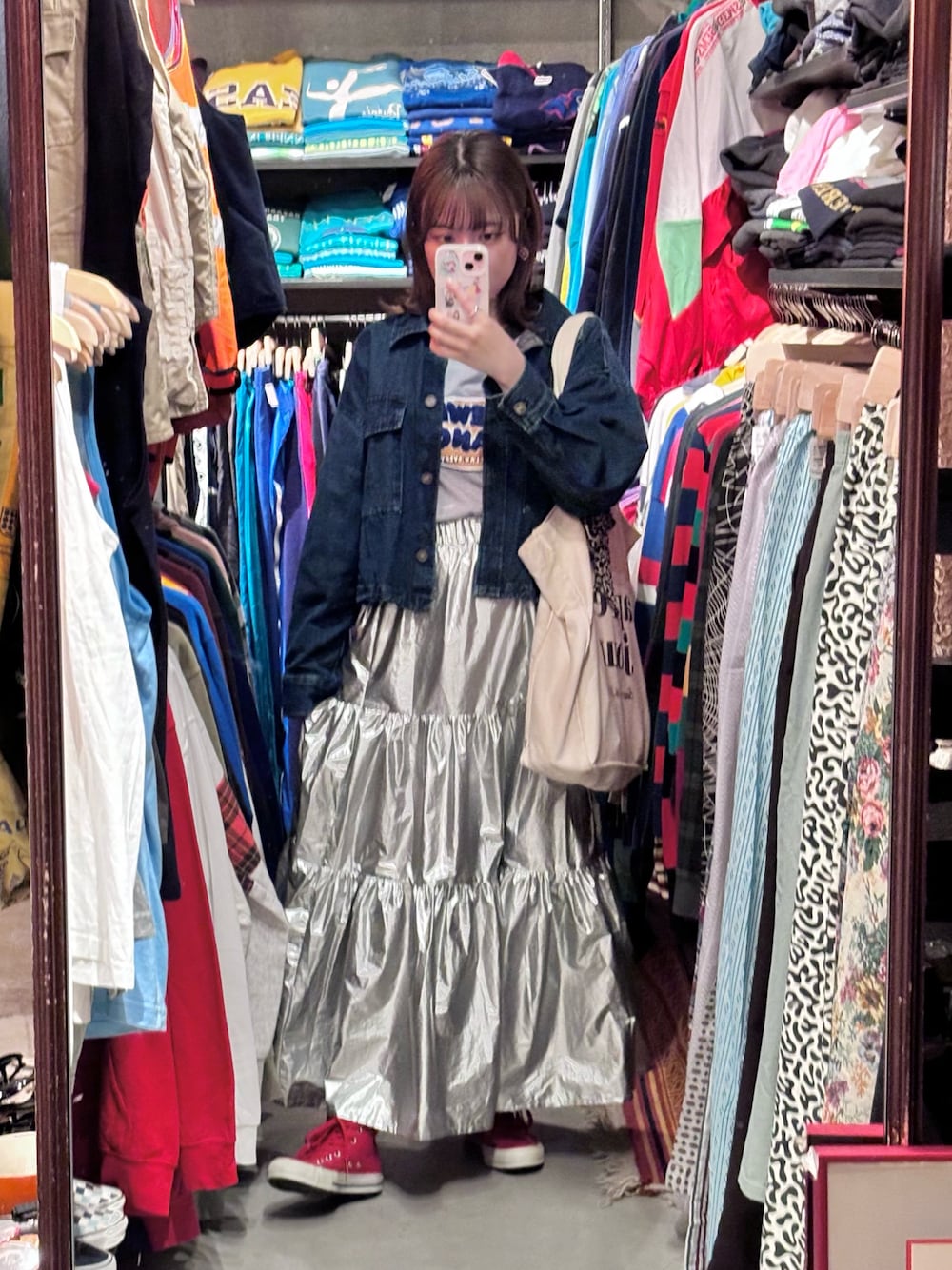 「シルバースカート、シルバー、カジュアル、デニムジャケット、Tシャツ、apresjour、clear、トートバッグ、スニーカー、converse、個性的」｜「clearのグリッターティアードロングスカート/シャイニー≪2024SS新作≫（スカート、シルバー系）」を使った、ﾕｽﾞ🌼*･さん（レディース・156cm）の夏コーディネートの1枚目の写真