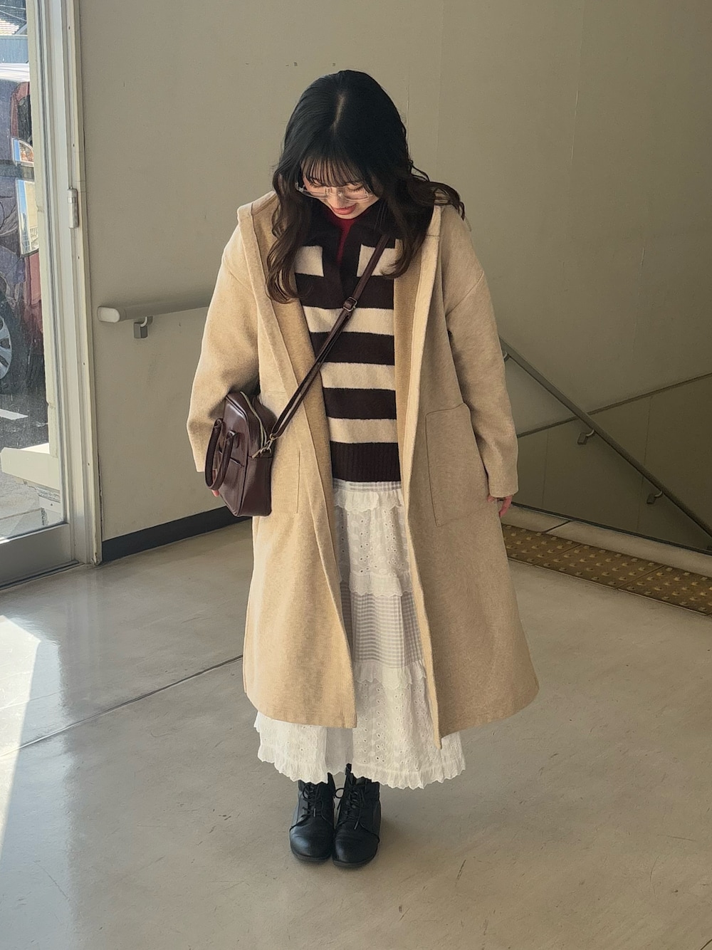 「真冬のあったかスタイル、ニット、レーススカート、ブーツ、コート、レトロ、シンプルコーデ、めがね、ボーダー」｜「GUのアイテム（ニット/セーター、ブラウン系）」を使った、ﾕｽﾞ🌼*･さん（レディース・156cm）の冬コーディネートの1枚目の写真