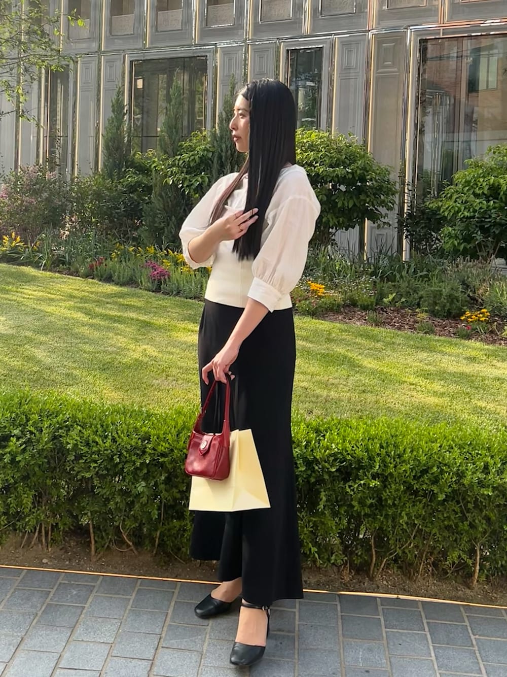 「シンプルコーデ、春夏、ヒールパンプス、赤バッグ、ストレートヘアー、タイトスカート、ボリューム袖、韓国旅行、モノトーンコーデ、モノトーンに差し色、白黒コーデ、ZARAコーデ、チャールズ＆キース、FRAY I.D、韓国ブランド」｜「CHARLES & KEITHのアイテム（パンプス、ブラック系）」を使った、cocoinkさん（レディース・164cm）の春コーディネートの1枚目の写真