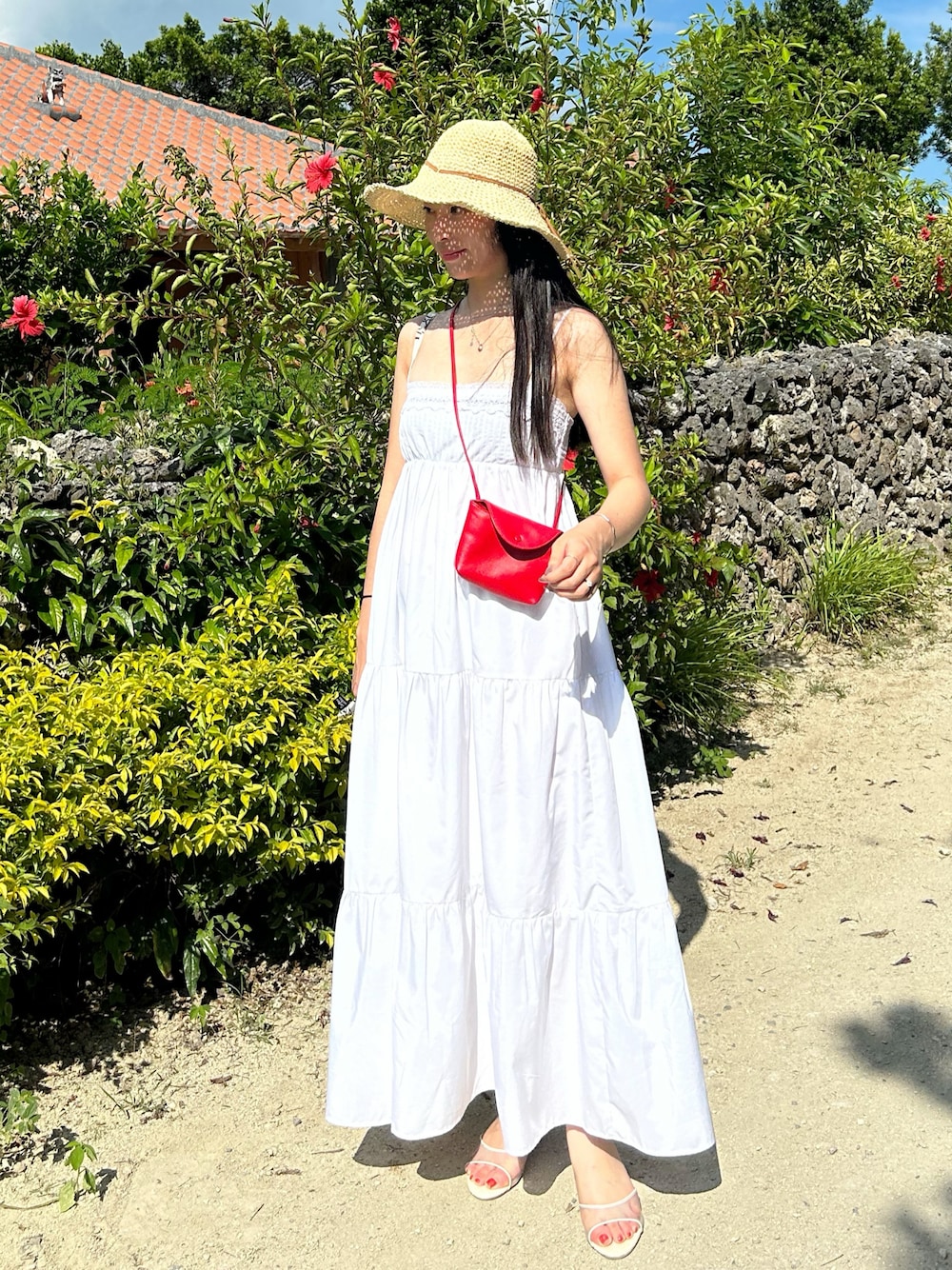 「サンダル、ワンピース、ZARA、ZARAコーデ、麦わら帽子、シンプルコーデ、リゾートスタイル、ZARAワンピース、ロングワンピース、夏コーデ、おでかけコーデ、海、沖縄、キャミワンピ、ヒール」｜「minitmuteのアイテム（ショルダーバッグ、レッド系）」を使った、cocoinkさん（レディース・164cm）の夏コーディネートの1枚目の写真