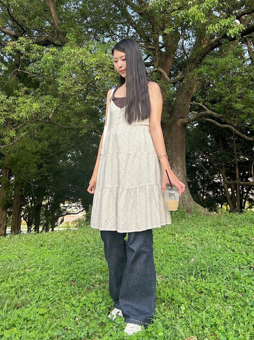 「アウトドアスタイル、ブラウン、お出かけコーデ、レイヤードスタイル、ティアードワンピース、brandymelville、デニム、スニーカー、Onitsuka Tiger、花柄ワンピース、ootd、スニーカーコーデ、秋色、オニツカタイガー、休日コーデ」｜「Brandy Melvilleのアイテム（ワンピース/ドレス、ベージュ系）」を使った、cocoinkさん（レディース・164cm）の秋コーディネートの1枚目の写真