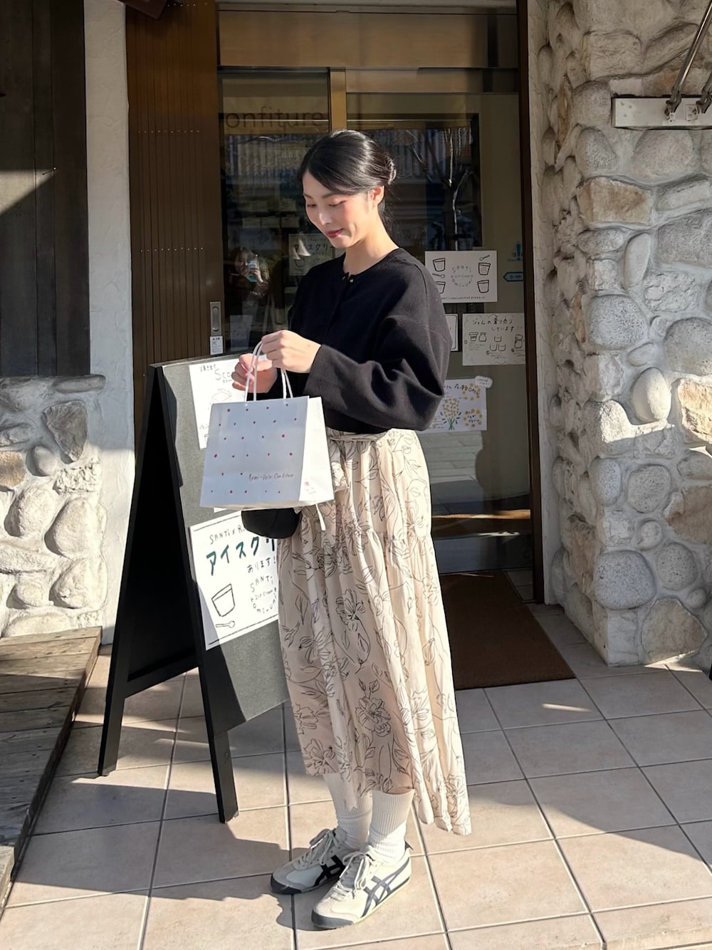 「ワンピース×スニーカー、ロングワンピース、スニーカー×靴下、カーディガンコーデ、黒×ベージュ、オニツカタイガー、花柄ワンピース、mexico66、韓国ブランド、3.3 field trip、ALAND、スポーツミックス、春コーディネート、白ソックス、お団子ヘアー」｜「ALANDのアイテム（ワンピース、ベージュ系）」を使った、cocoinkさん（レディース・164cm）の春コーディネートの1枚目の写真