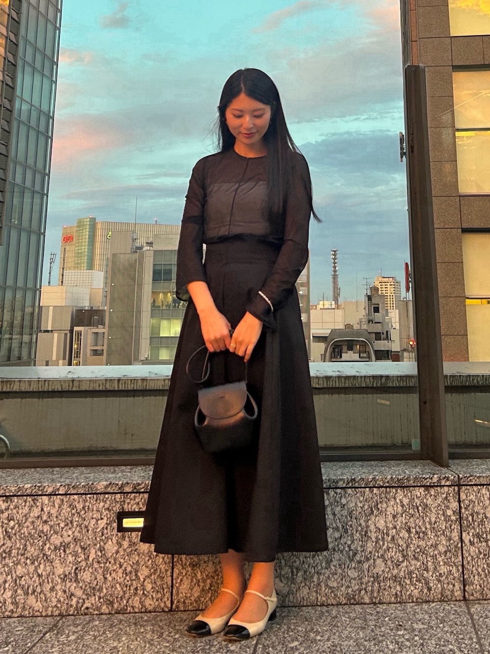 「レイヤードスタイル、シアートップス、秋っぽコーデ更新中、秋服準備はじめました、秋コーデ、モノトーン、ハイウエスト、お出かけコーデ、ロングスカート、ショルダーバッグ、休日スタイル、ブラック、オトナカジュアル、キレイめ、大人コーデ」｜「UNIQLOのアイテム（トップス、ブラック系）」を使った、cocoinkさん（レディース・164cm）の秋コーディネートの1枚目の写真