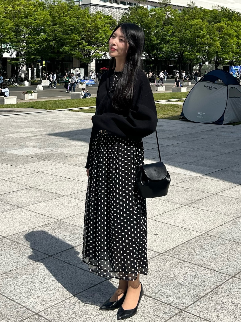 「ワンピース、カーディガン、ブラックコーデ、大人女子、パンプス、オールブラック、モノトーンコーデ、キレイめコーデ、ZARA、休日スタイル、お出かけコーデ、ＧＷ、春コーデ、オケージョン」｜「ZARAのアイテム（ワンピース/ドレス、ブラック系）」を使った、cocoinkさん（レディース・164cm）の春コーディネートの1枚目の写真