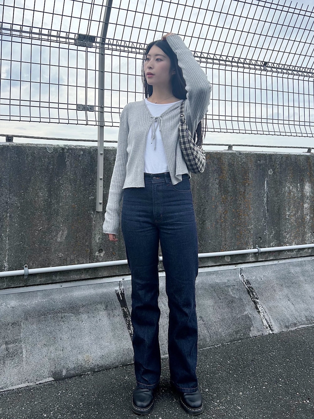 「デニム、レイヤードスタイル、秋コーデ、パンツスタイル、シンプル、お出かけコーデ、休日スタイル、秋服、ドクターマーチン、デニムコーデ、カーディガン、モノトーン、白Tシャツ、チェック、ニットカーディガン」｜「Mila Owenのセンタープレススリムシガレットパンツ【ウォッシャブル】（デニムパンツ、ブルー系）」を使った、cocoinkさん（レディース・164cm）の秋コーディネートの1枚目の写真