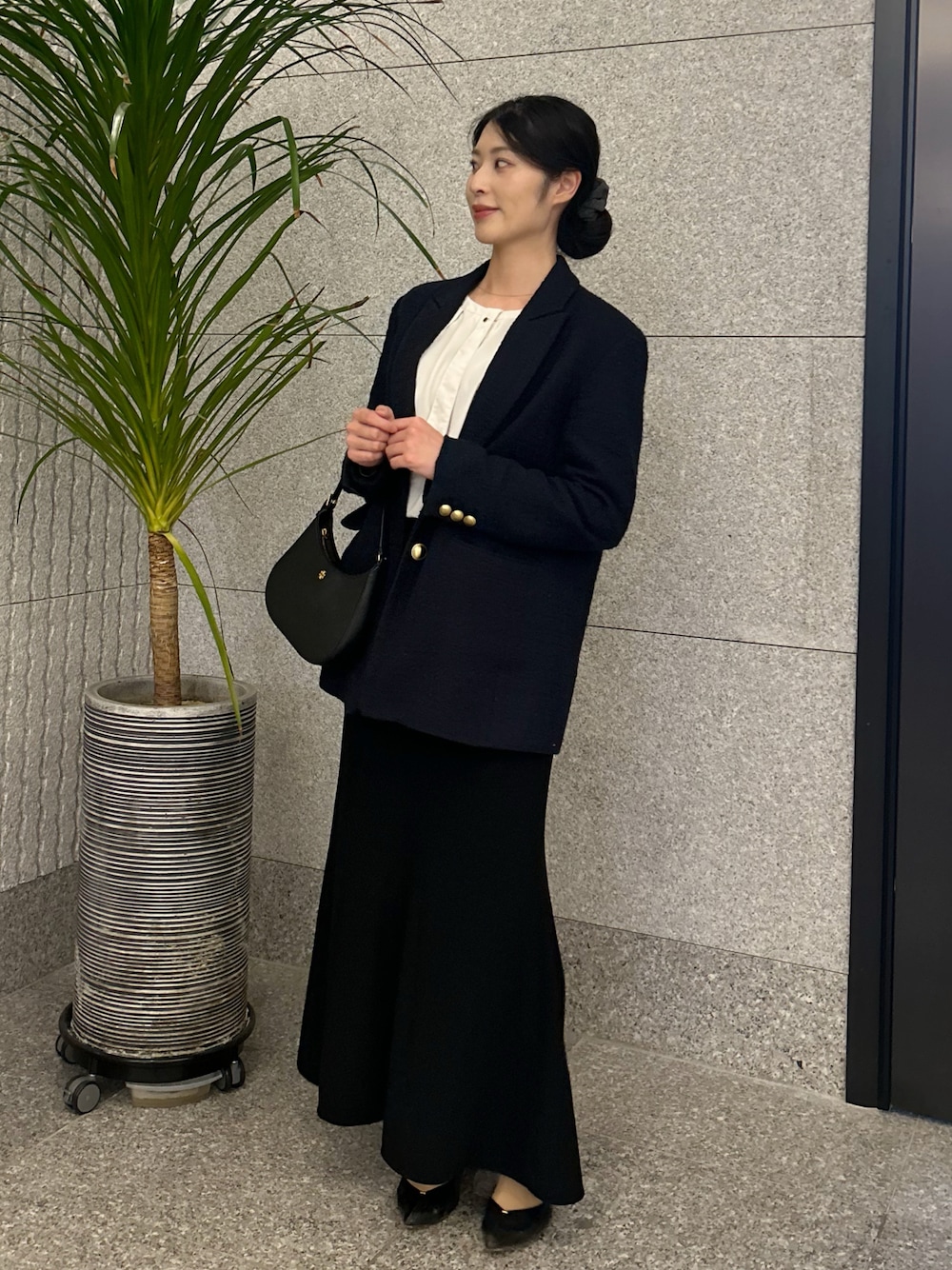 ホワイト系のシャツ/ブラウス、ブルー系のテーラードジャケット、ブラック系のパンプスを着用したレディースの冬コーディネートの1枚目の写真