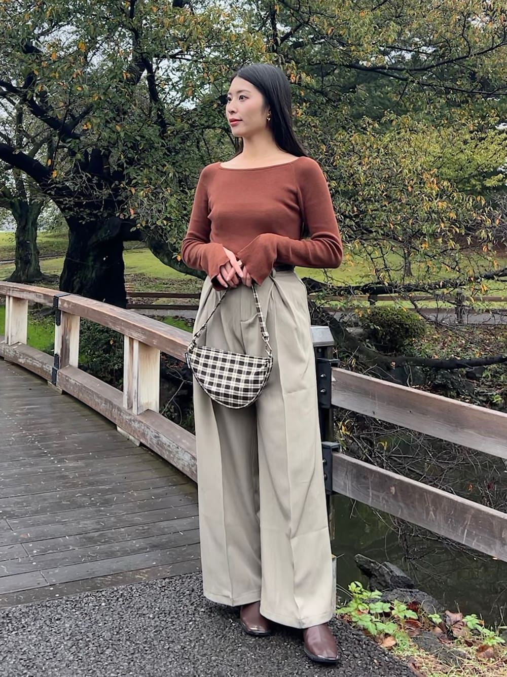 「ニット、秋、シンプル、パンツコーデ、ブラウンコーデ、チェック柄、ベージュコーデ、パンツスタイル、スラックス、イヤリング、ブーツ、お出かけコーデ、ニットコーデ、秋冬コーデ」｜「M_の【M_】OFF SHOULDER ニット（ニット/セーター、ブラウン系）」を使った、cocoinkさん（レディース・164cm）の秋コーディネートの1枚目の写真