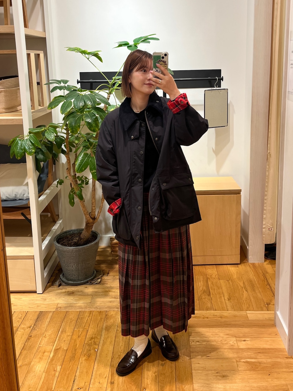 ブラック系のその他アウター、ブラウン系のスカート、ブラック系のニット/セーターを着用したレディースの秋コーディネートの1枚目の写真