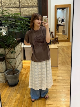 「URBAN RESEARCH DOORS（アーバンリサーチドアーズ）の『別注』GOOD ROCK SPEED×DOORS　ロゴサークルTシャツ（Tシャツ/カットソー、ブラウン系）」を使った、Natsumi    さん（レディース・171cm）の夏コーディネート