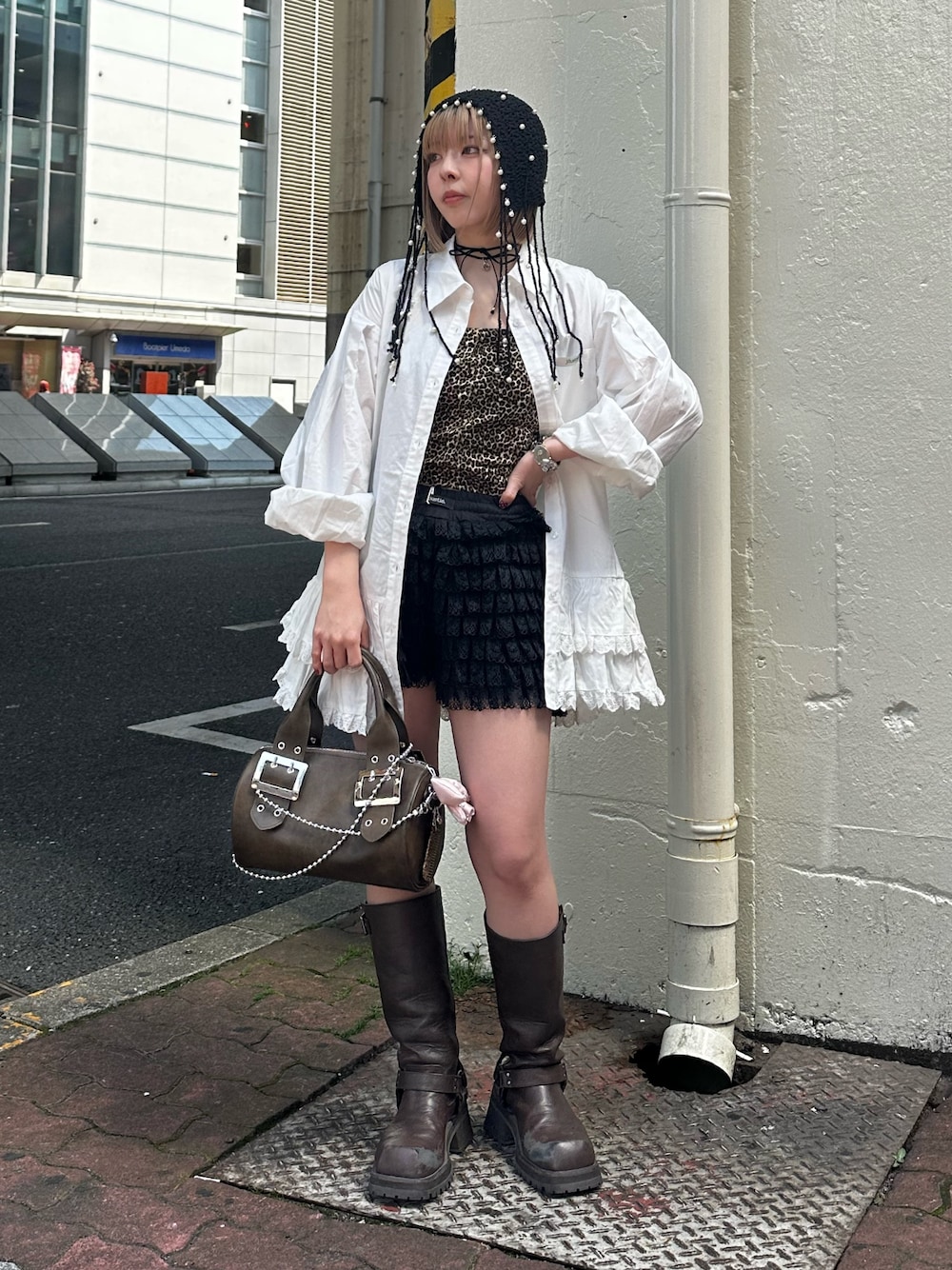 ブラック系のその他パンツ、ブラウン系のキャミソール、ホワイト系のシャツ/ブラウスを着用したレディースの春コーディネートの1枚目の写真